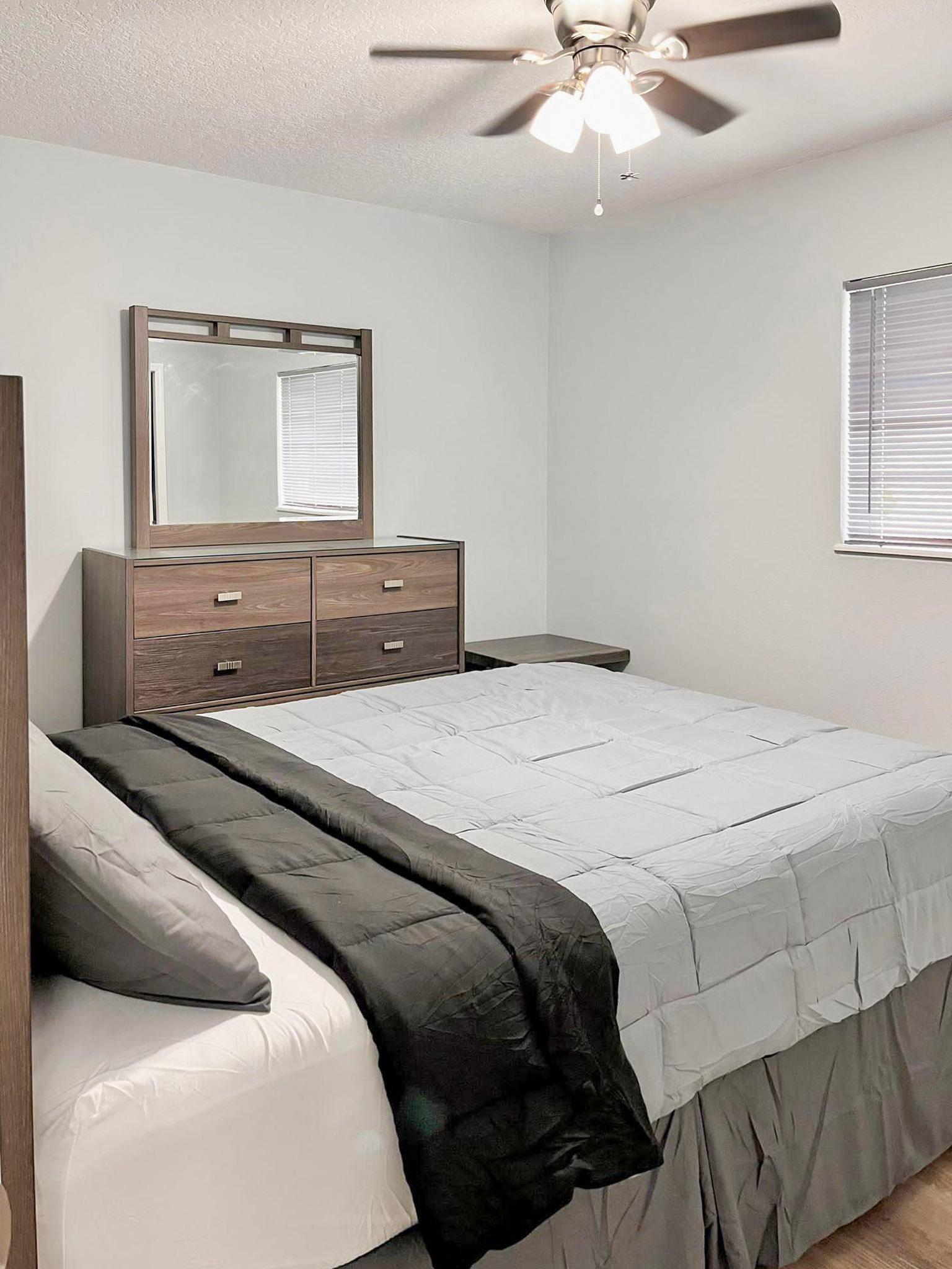 bedroom, detected:ceiling fan, window blind, bed