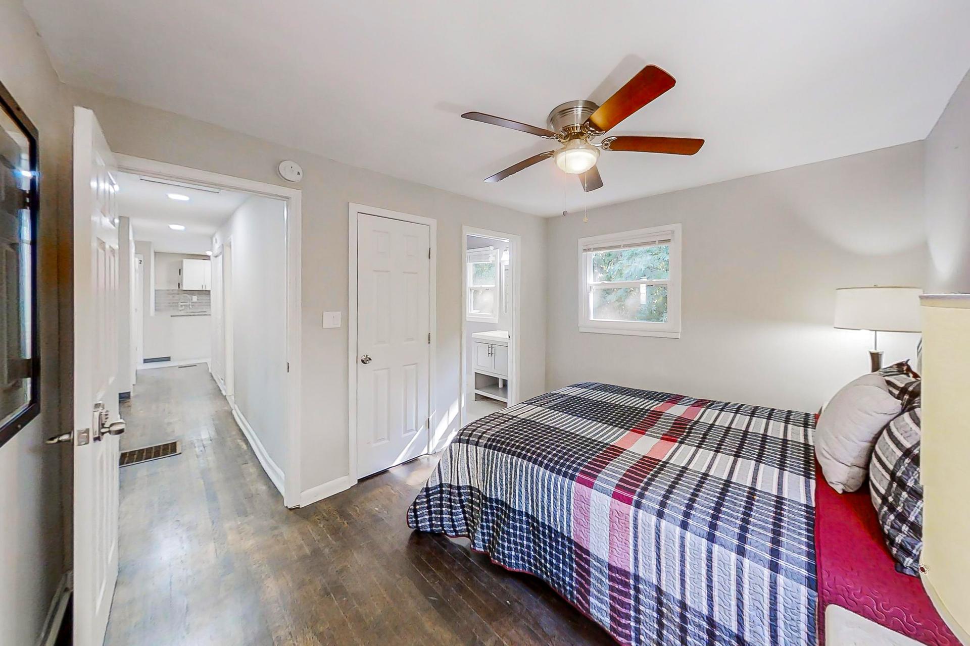 bedroom, detected:ceiling fan, bed, window blind