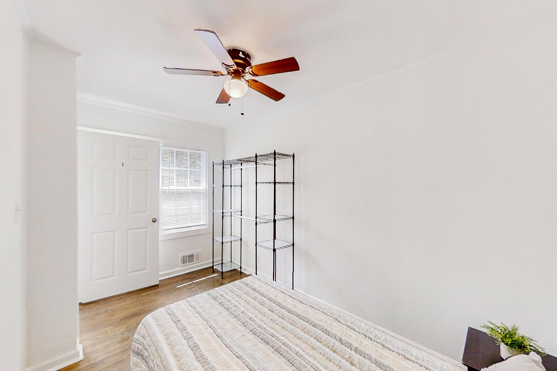 bedroom, detected:ceiling fan, window blind, bed