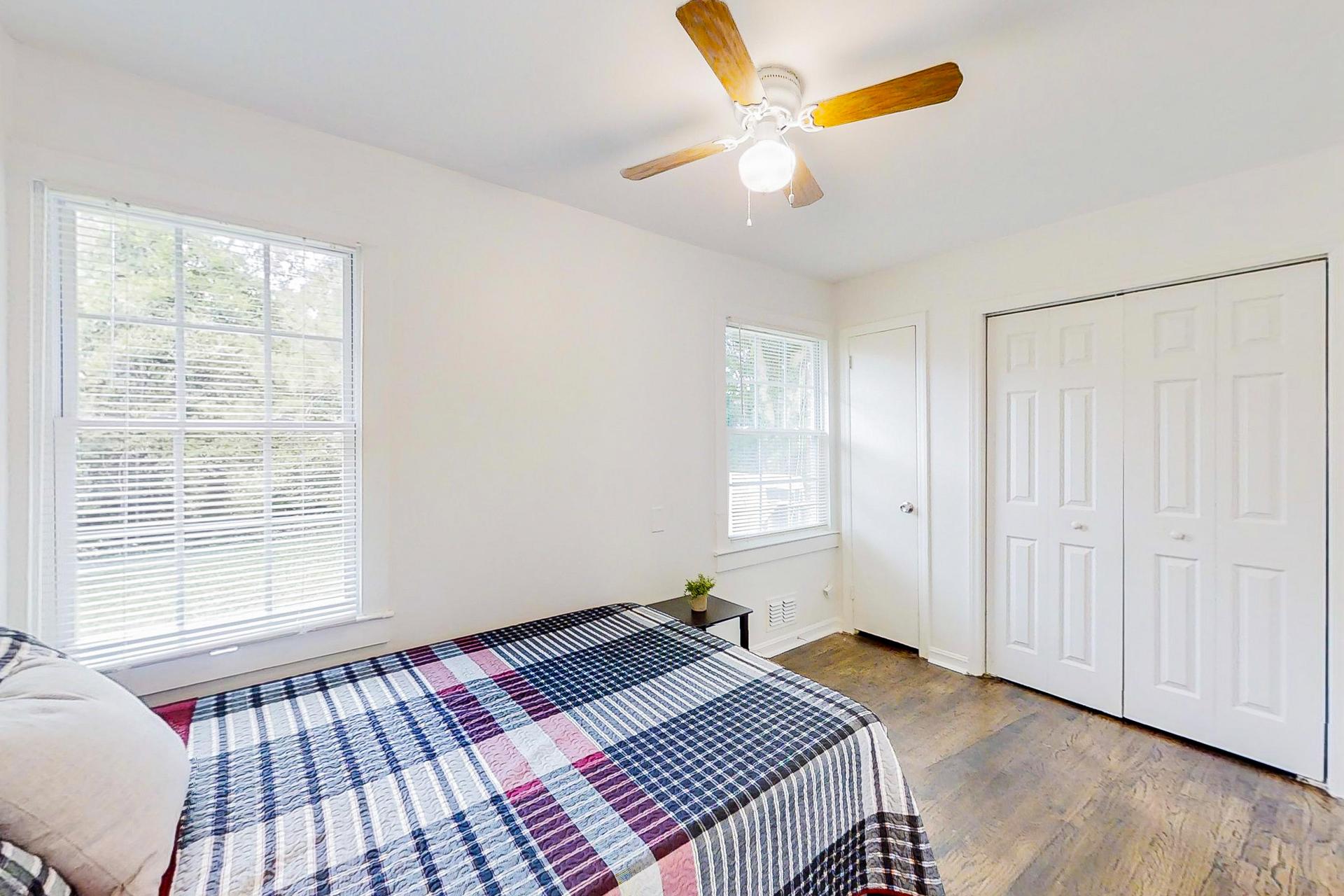bedroom, detected:ceiling fan, window blind, bed