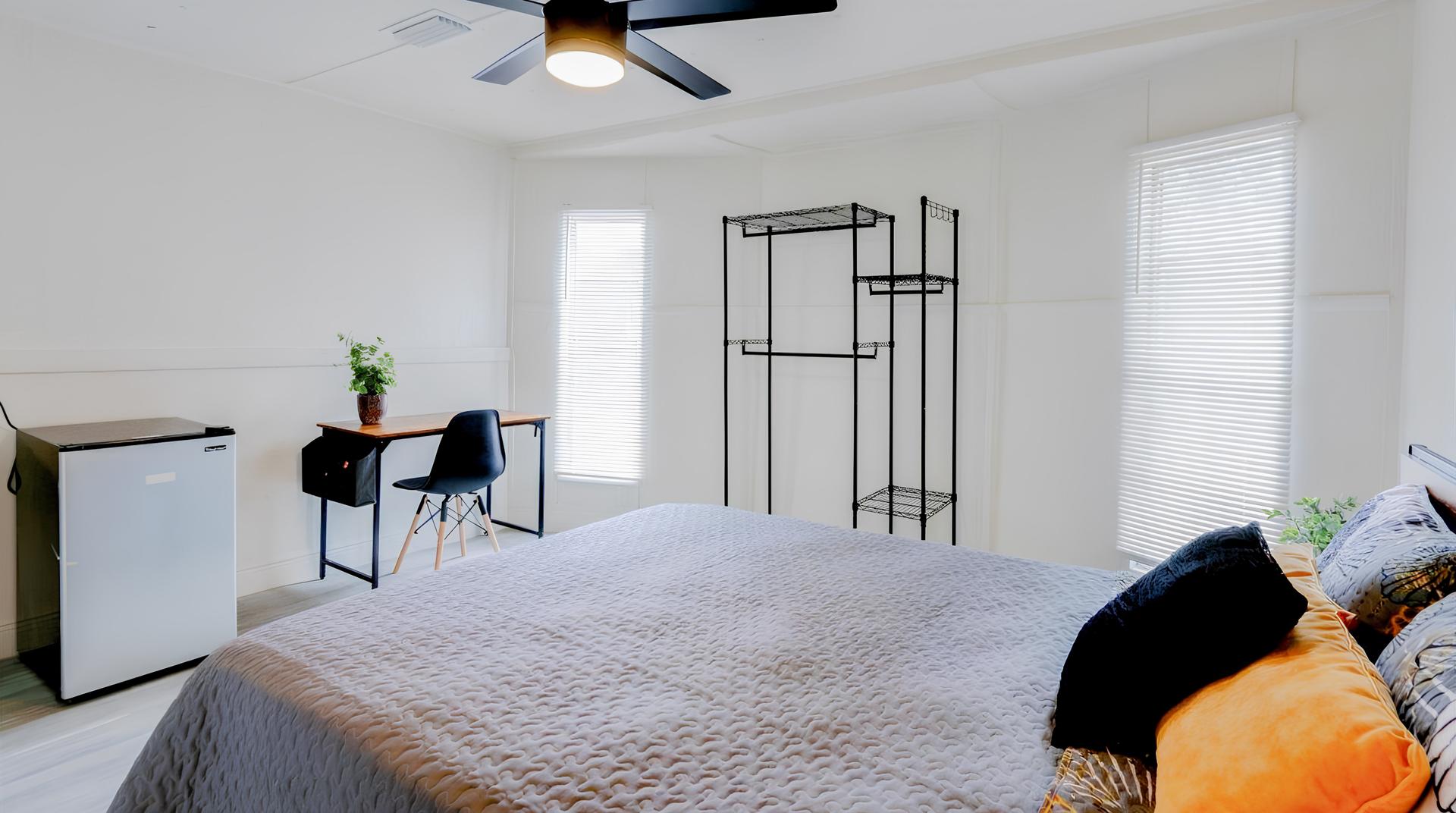 bedroom, detected:ceiling fan, bed, window blind