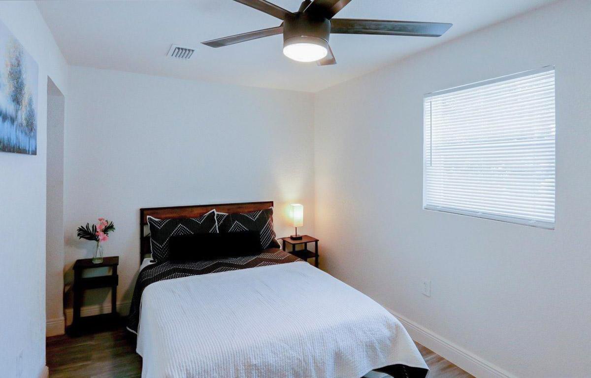 bedroom, detected:ceiling fan, window blind, bed