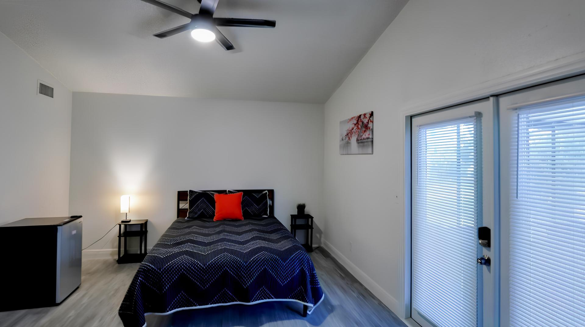 bedroom, detected:ceiling fan, bed, window blind