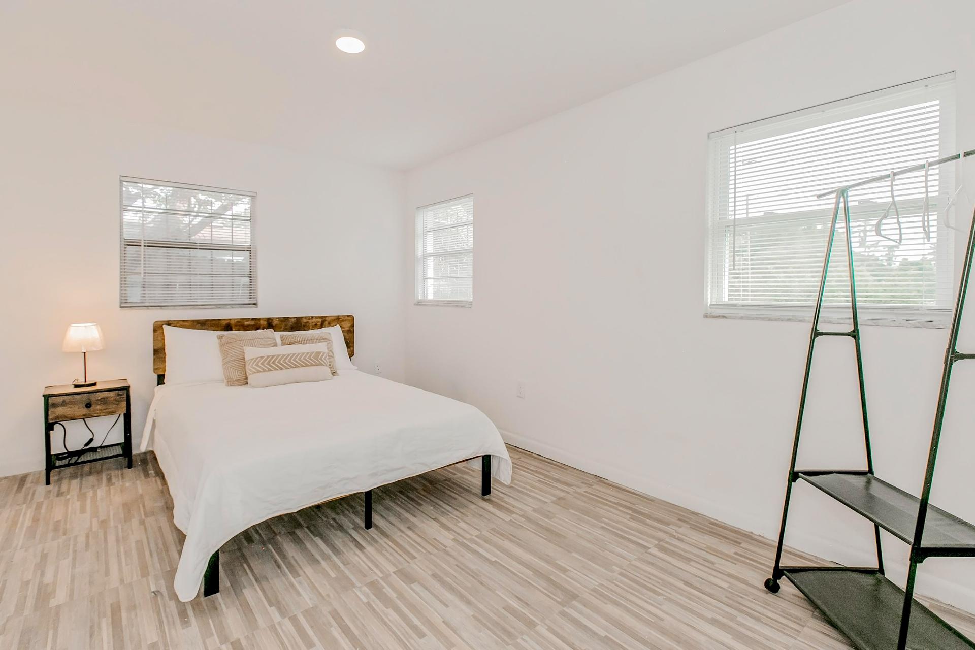 bedroom, detected:window blind, bed