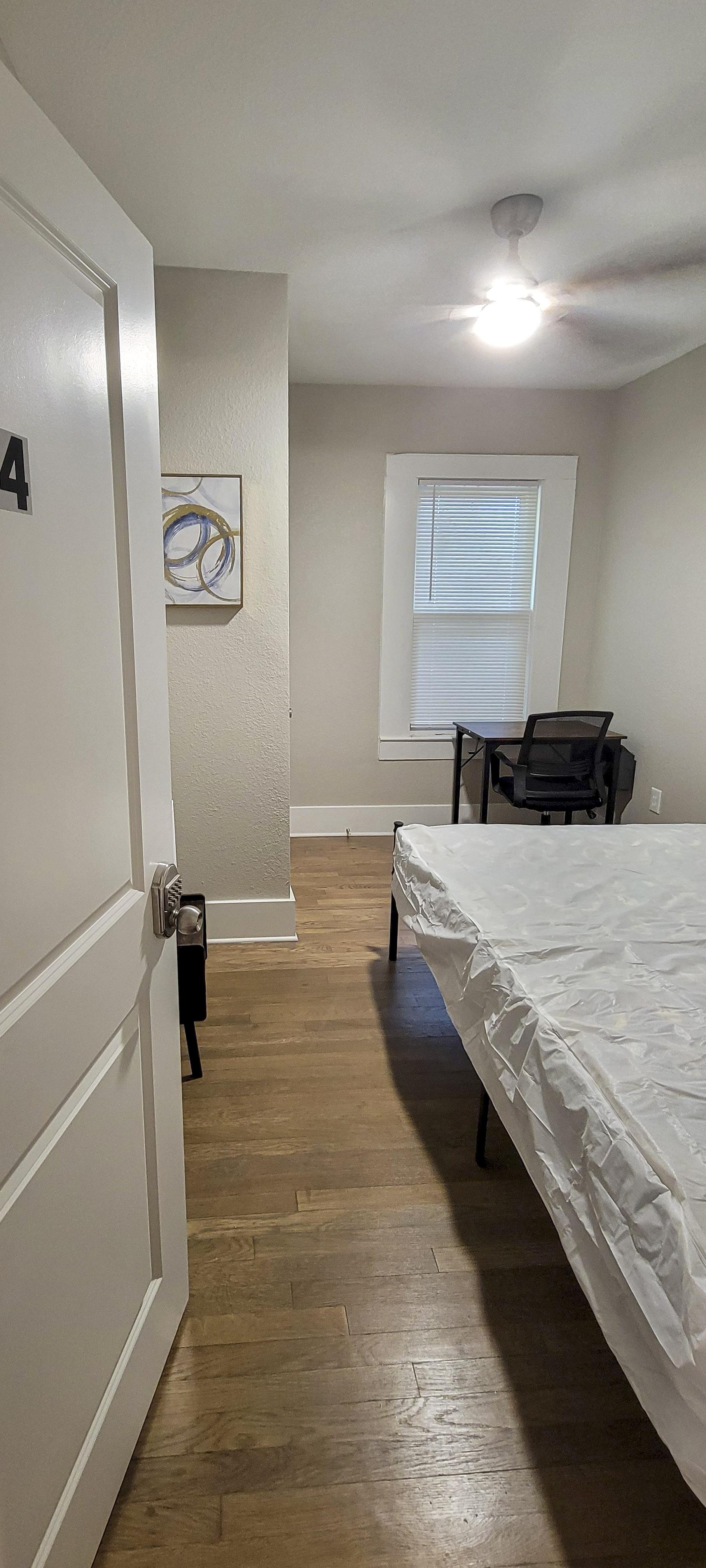 bedroom, detected:ceiling fan, bed