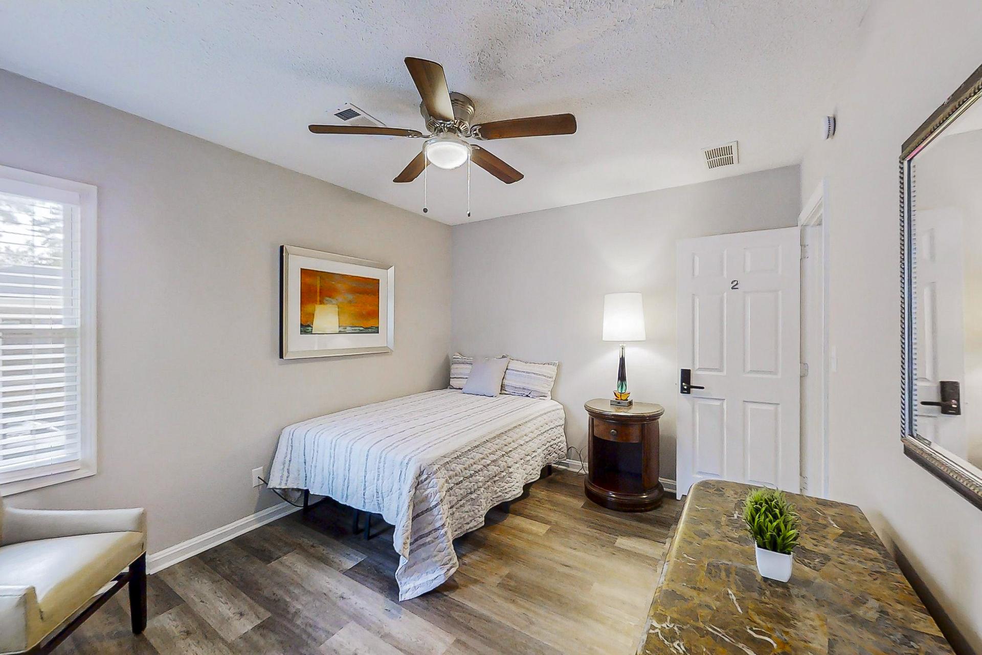 bedroom, detected:ceiling fan, window blind, bed