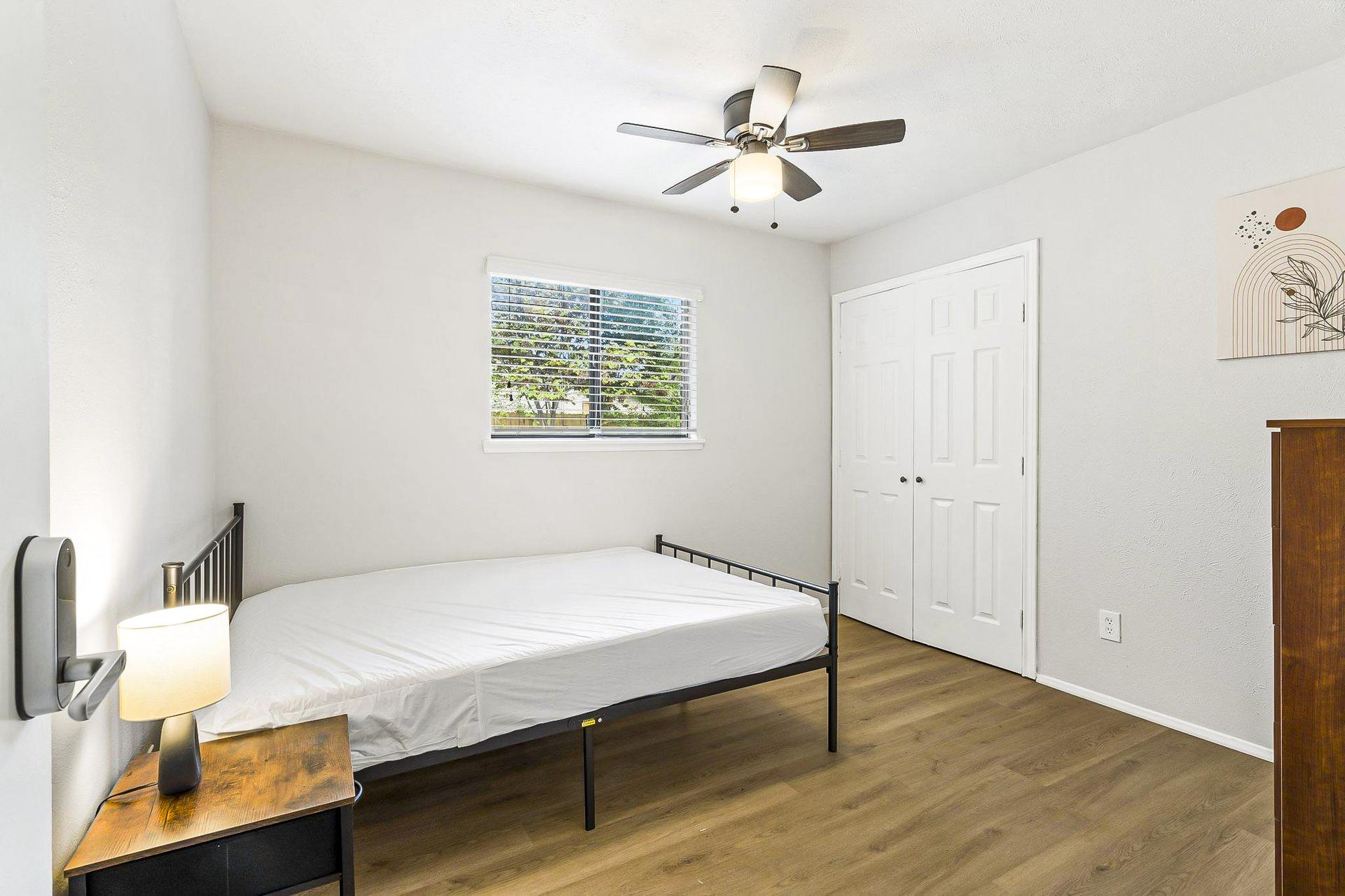 bedroom, detected:ceiling fan, window blind, bed