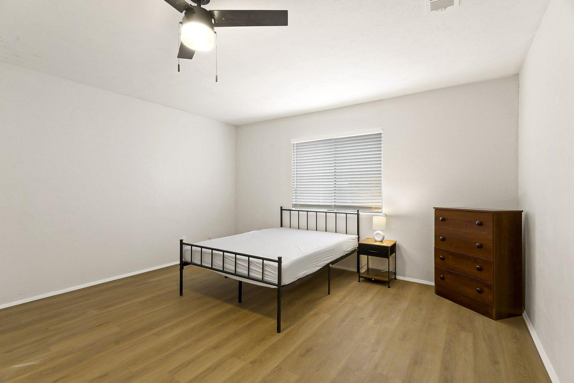 bedroom, detected:ceiling fan, bed, window blind