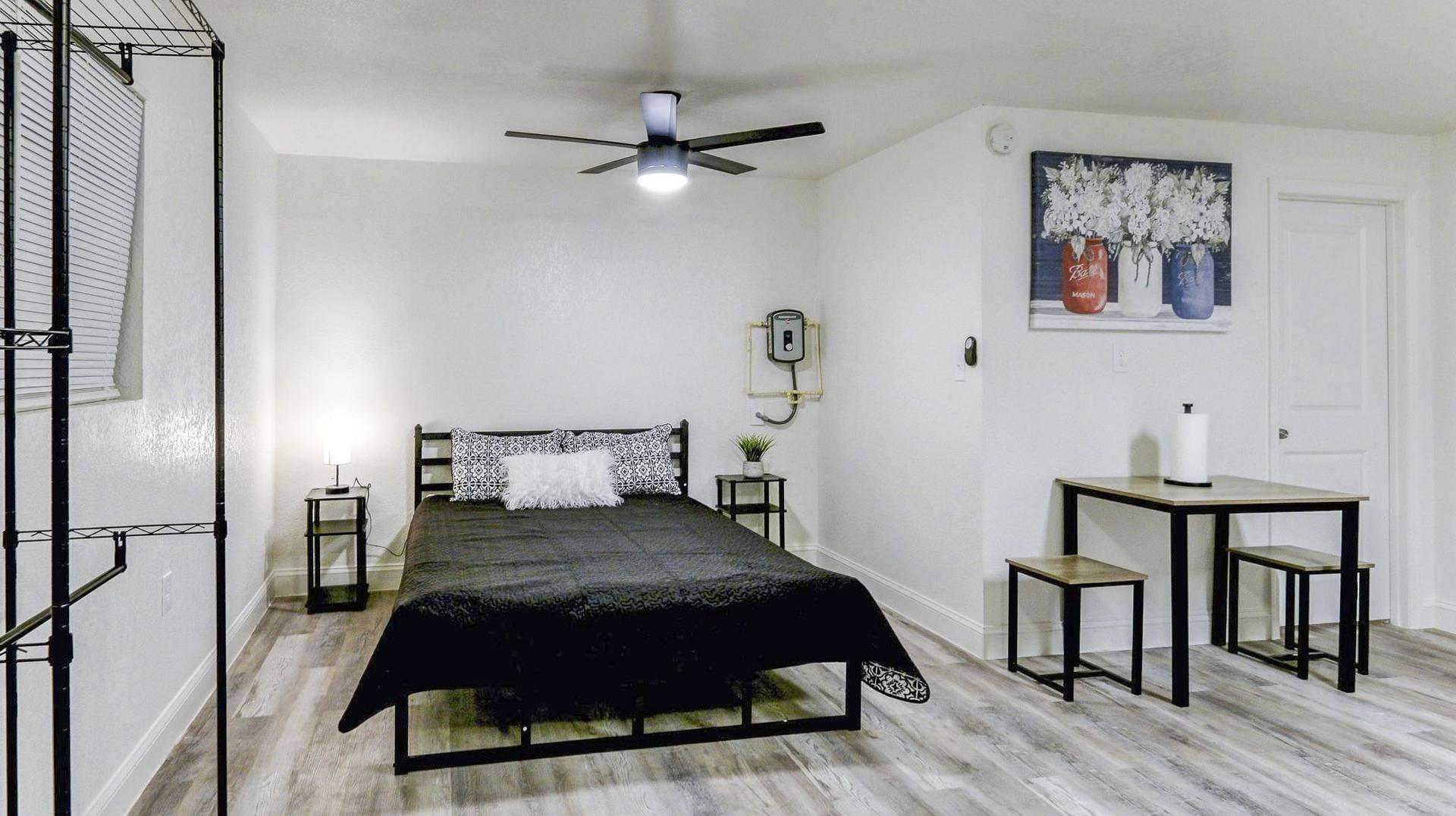 bedroom, detected:ceiling fan, bed