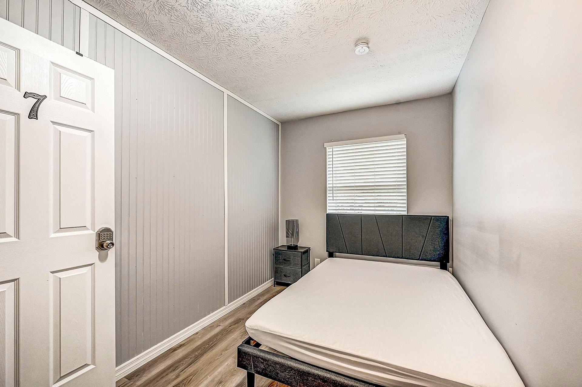 bedroom, detected:window blind, bed