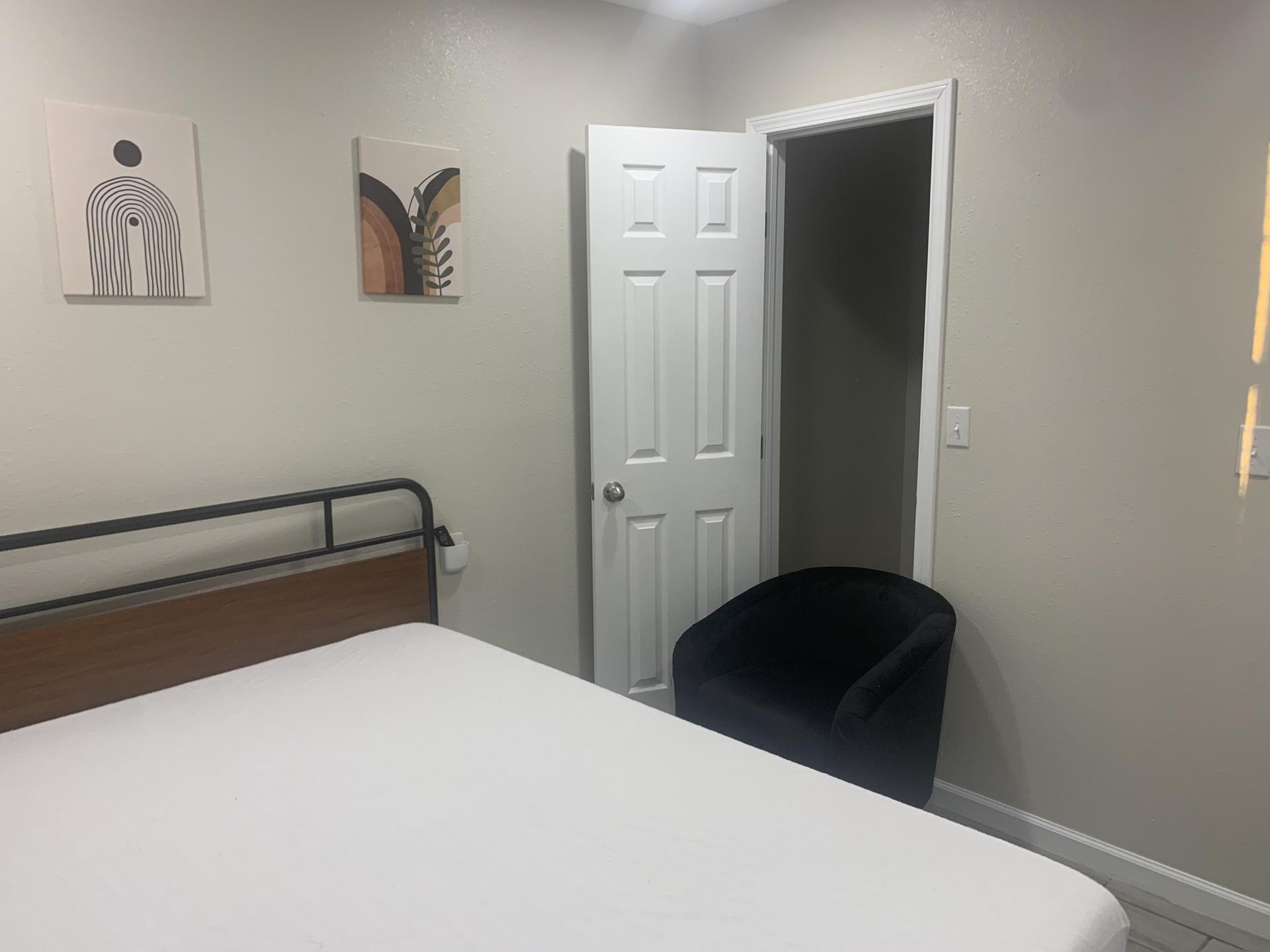 This room has an extra flex space that
A small