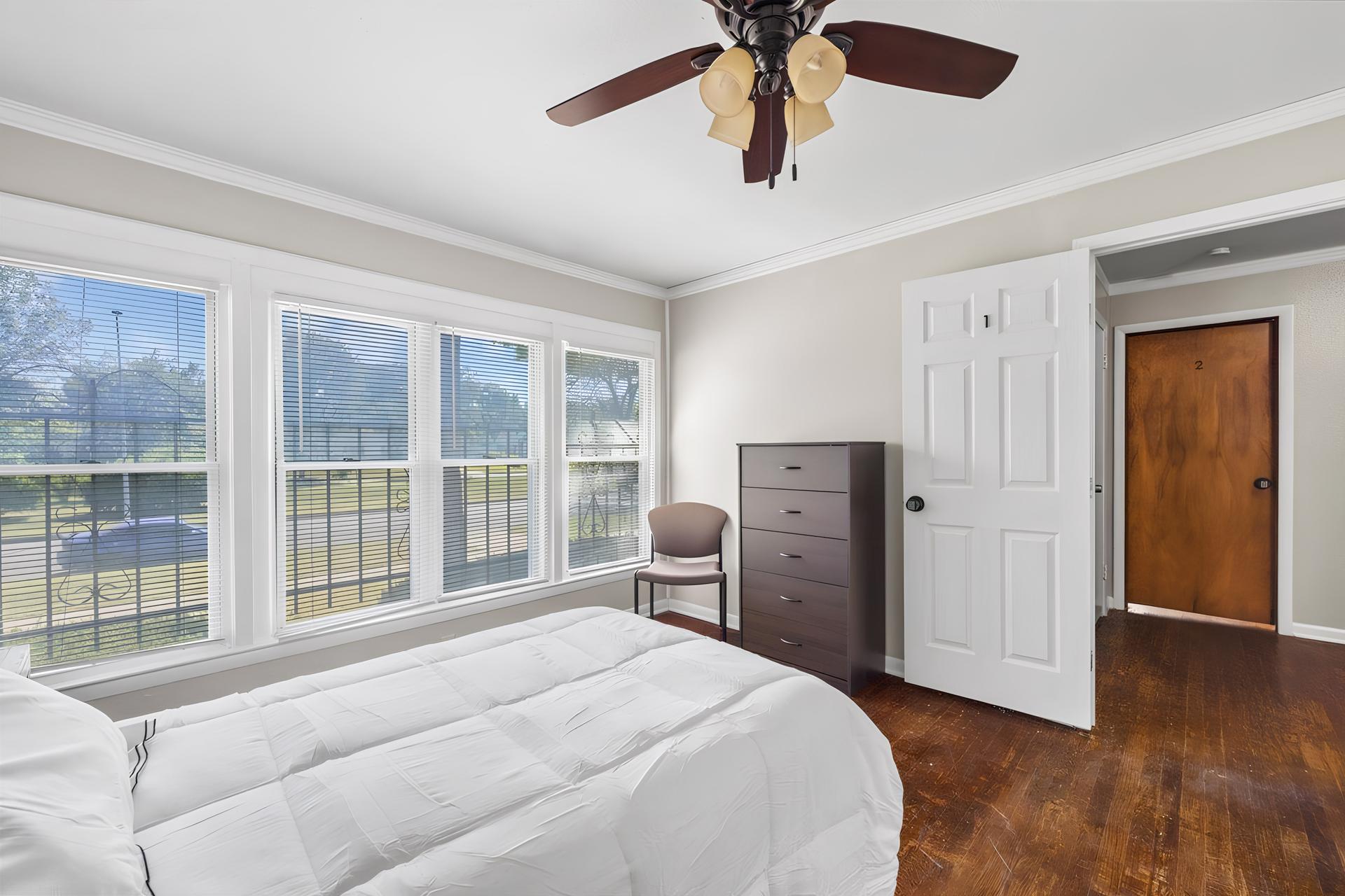 bedroom, detected:ceiling fan, bed, window blind