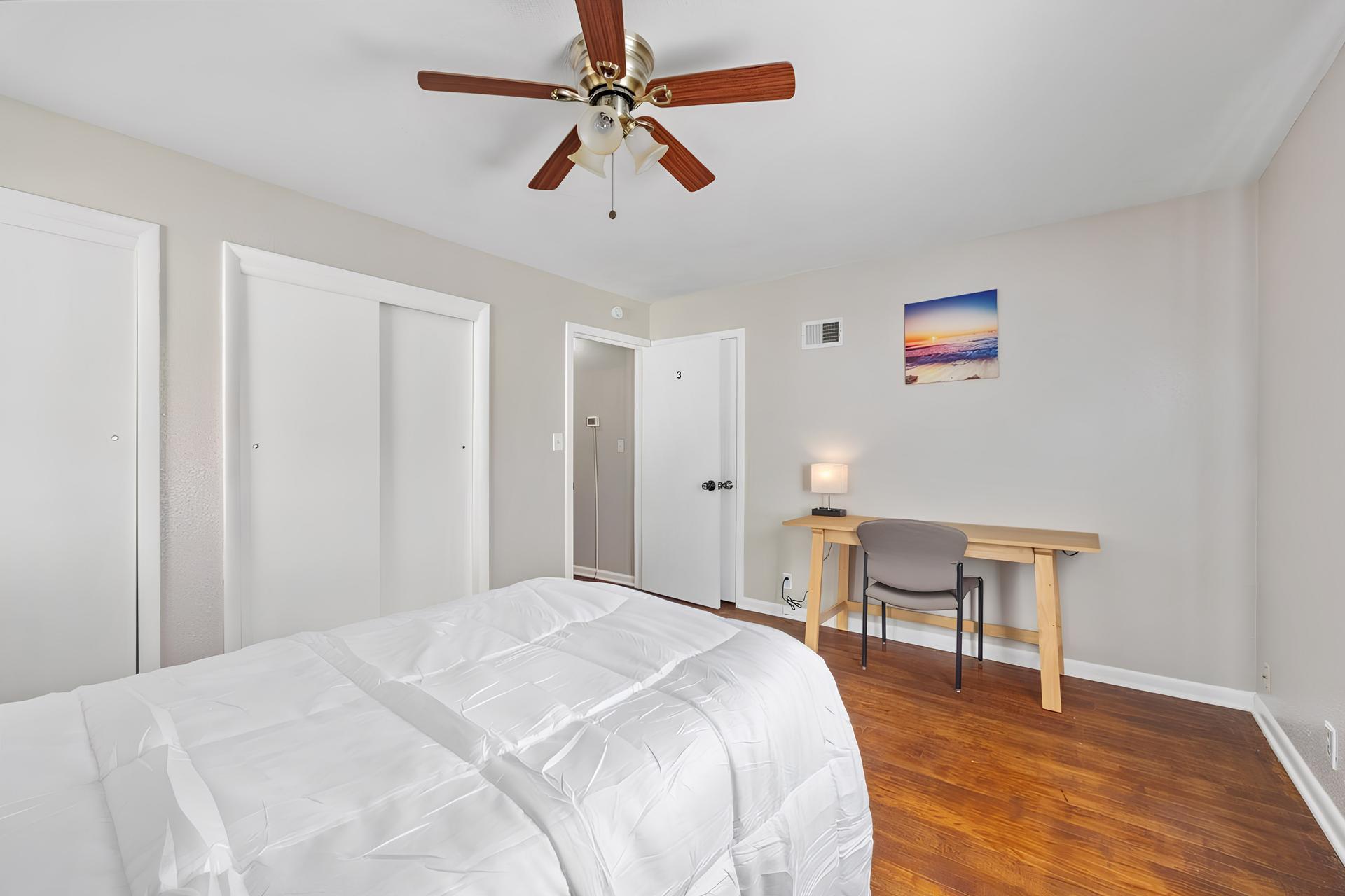 bedroom, detected:ceiling fan, bed, window blind