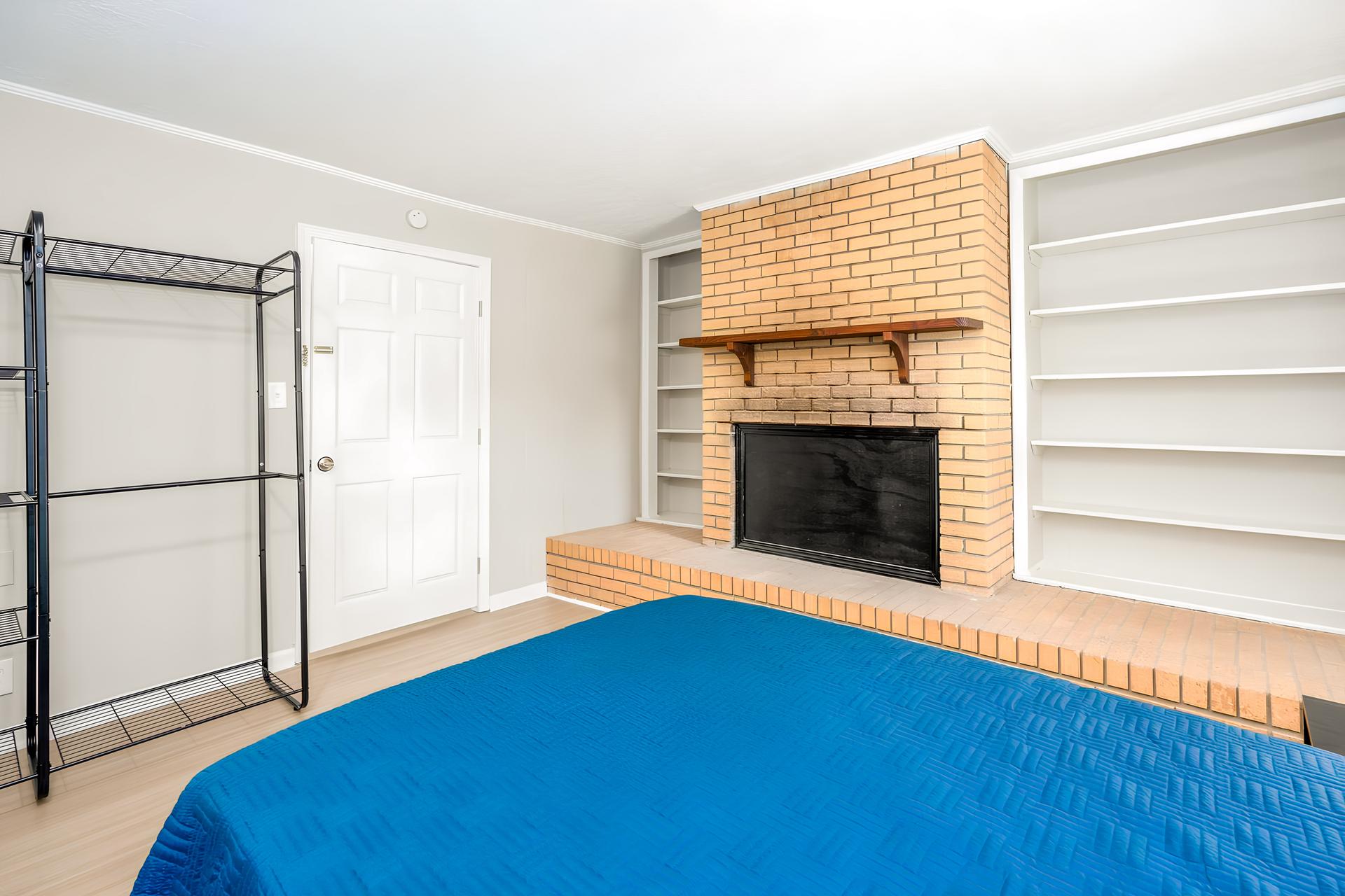 bedroom, detected:window blind, bed, carpet