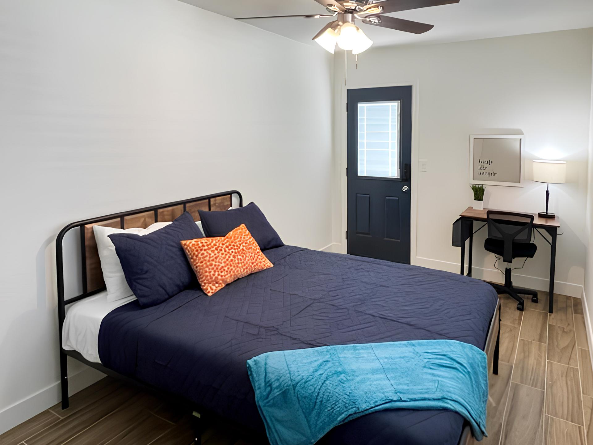 bedroom, detected:ceiling fan, bed, window blind