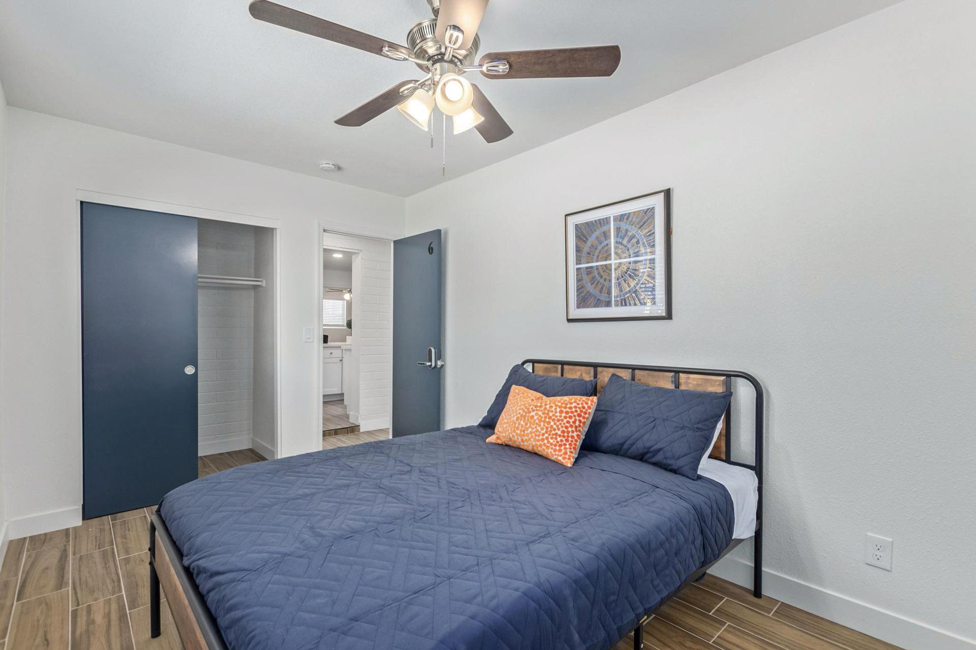 bedroom, detected:ceiling fan, bed, window blind