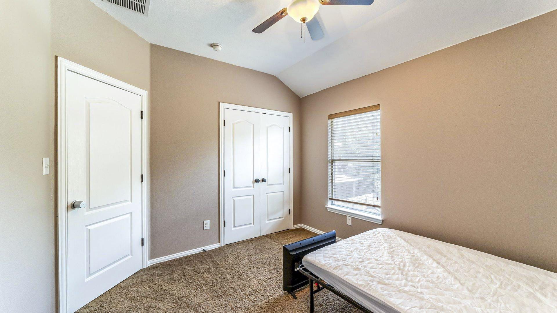 bedroom, detected:ceiling fan, window blind, bed