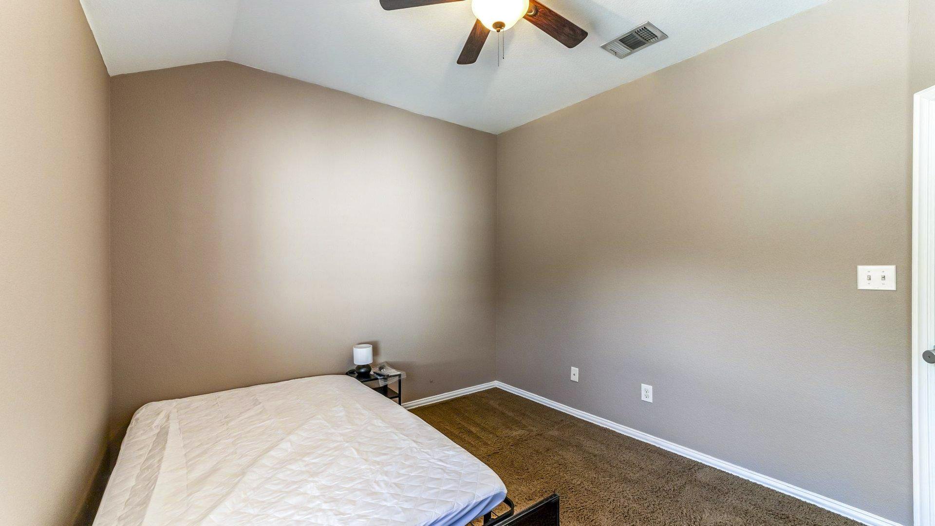 bedroom, detected:ceiling fan, bed, window blind