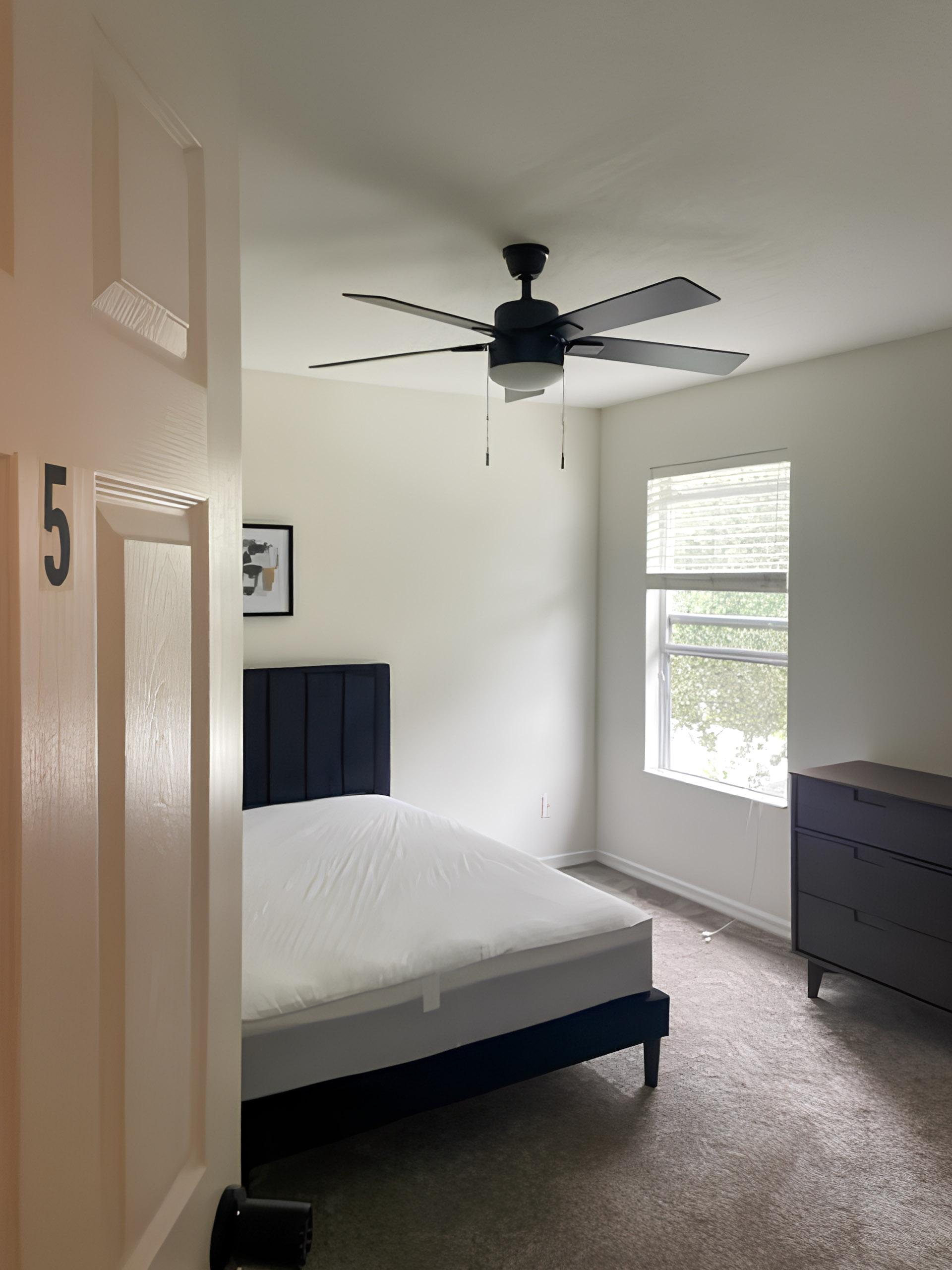 bedroom, detected:ceiling fan, bed, window blind