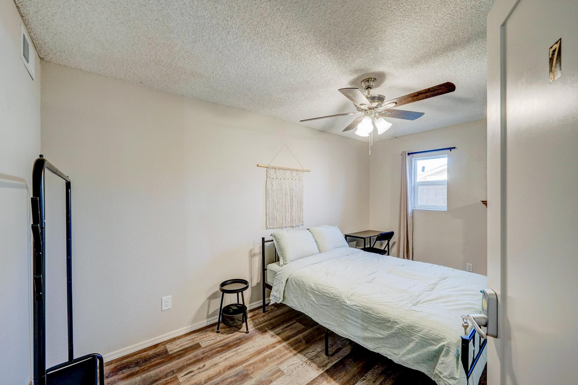 bedroom, detected:ceiling fan, bed, window blind