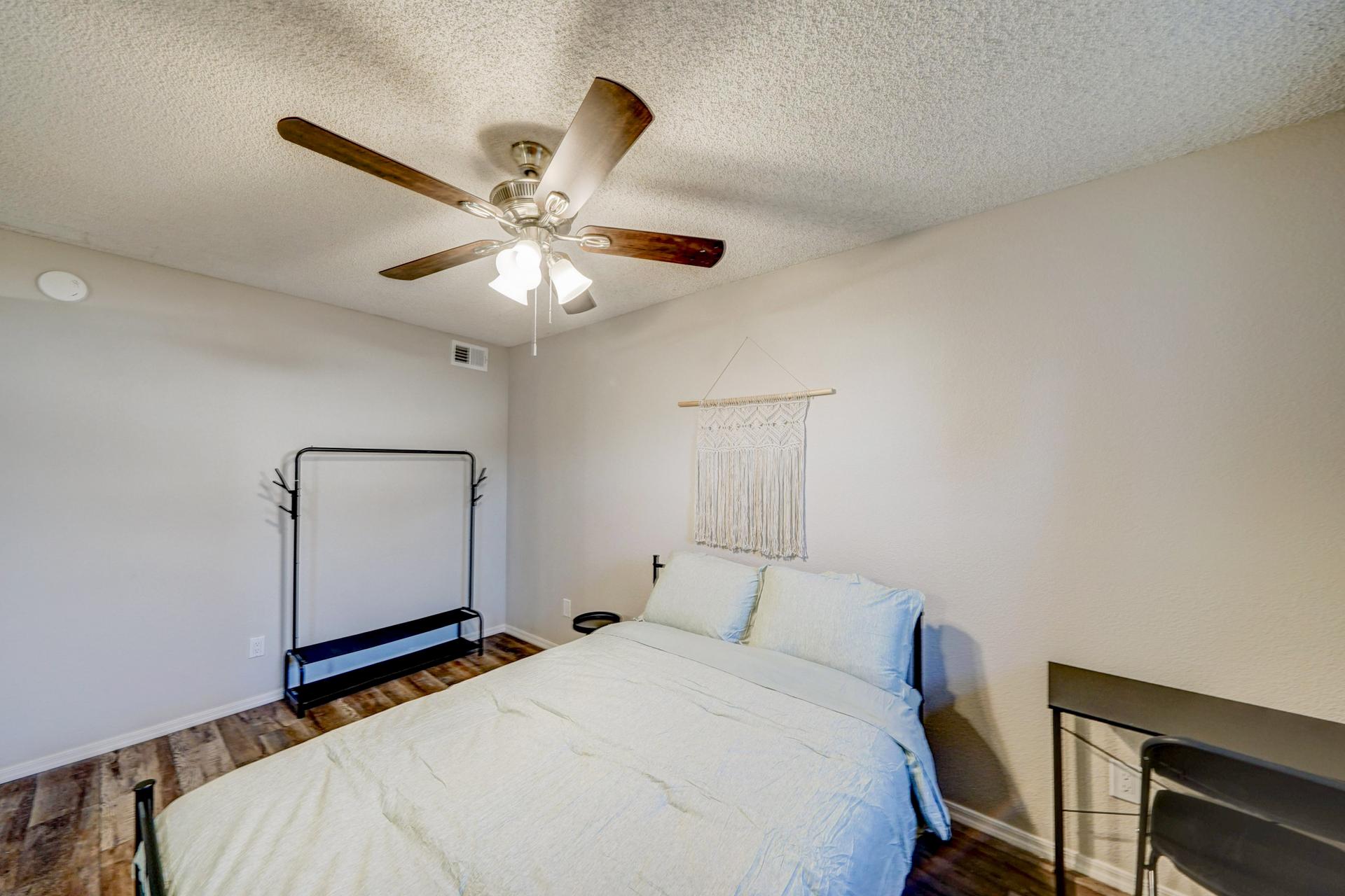 bedroom, detected:ceiling fan, bed, window blind