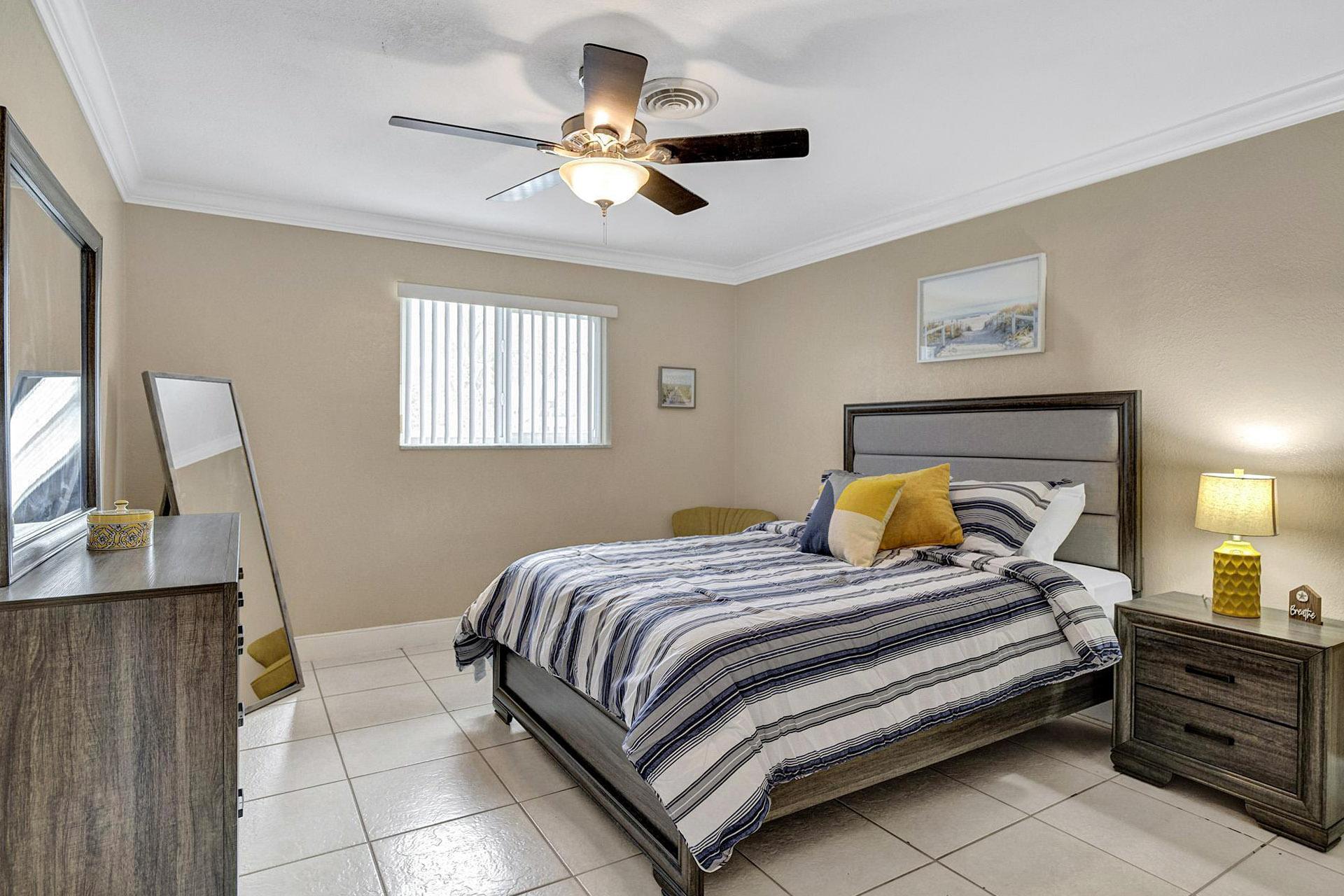 bedroom, detected:ceiling fan, window blind, bed