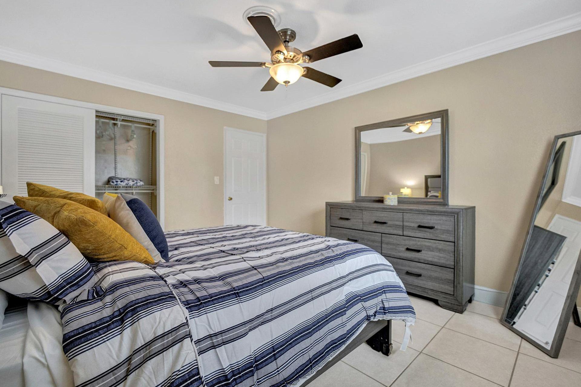 bedroom, detected:ceiling fan, bed, window blind