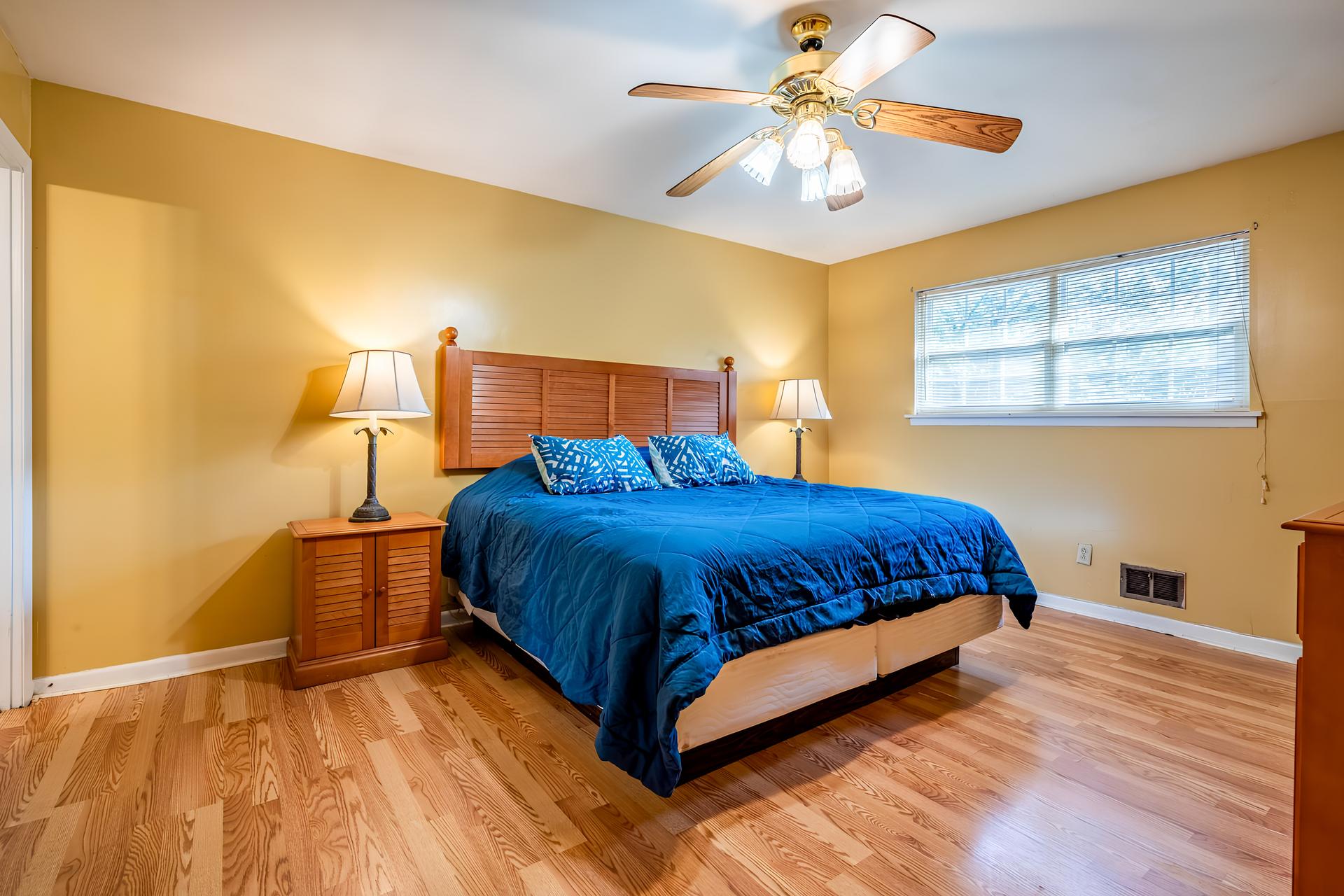 bedroom, detected:ceiling fan, bed, window blind