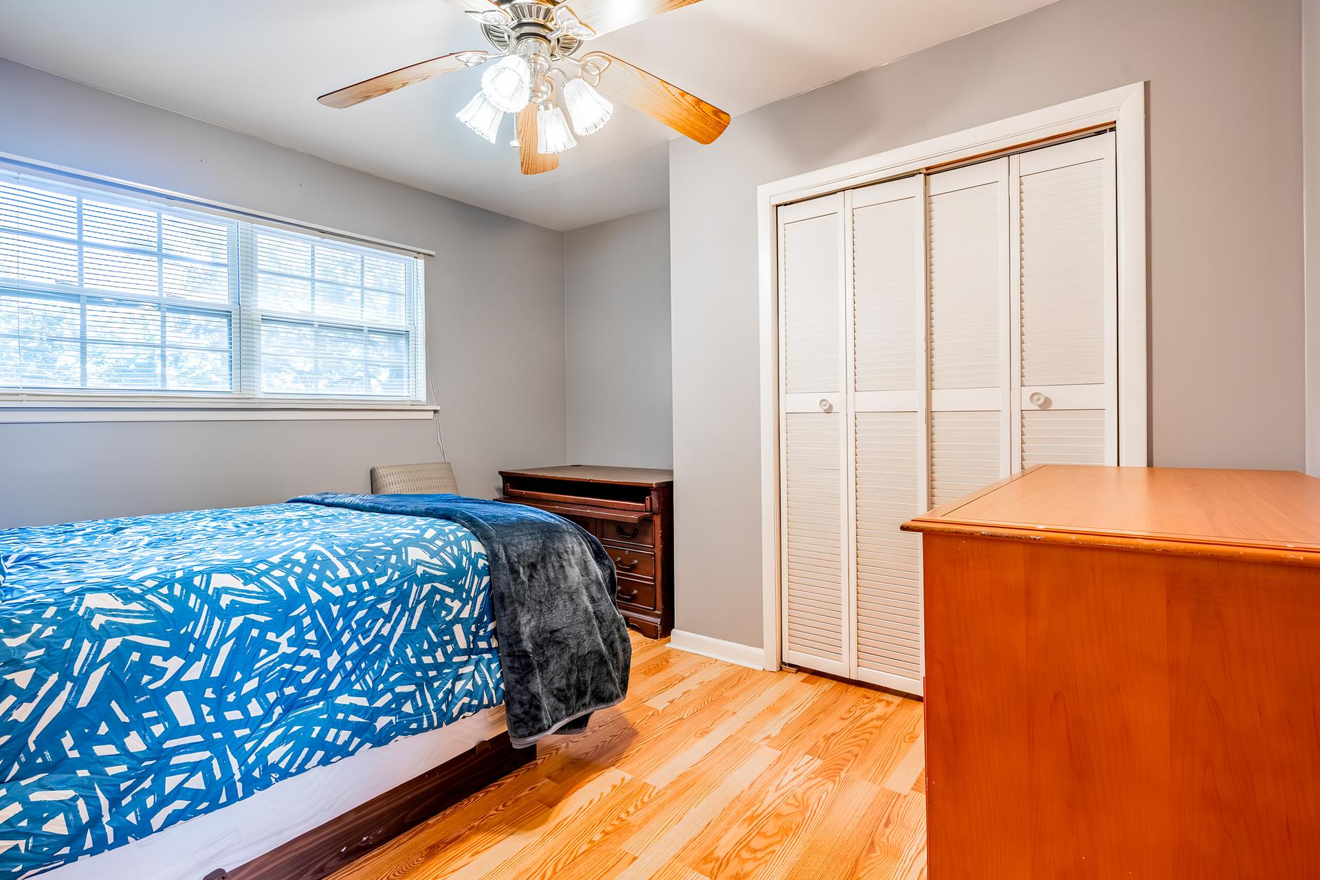 bedroom, detected:ceiling fan, bed, window blind