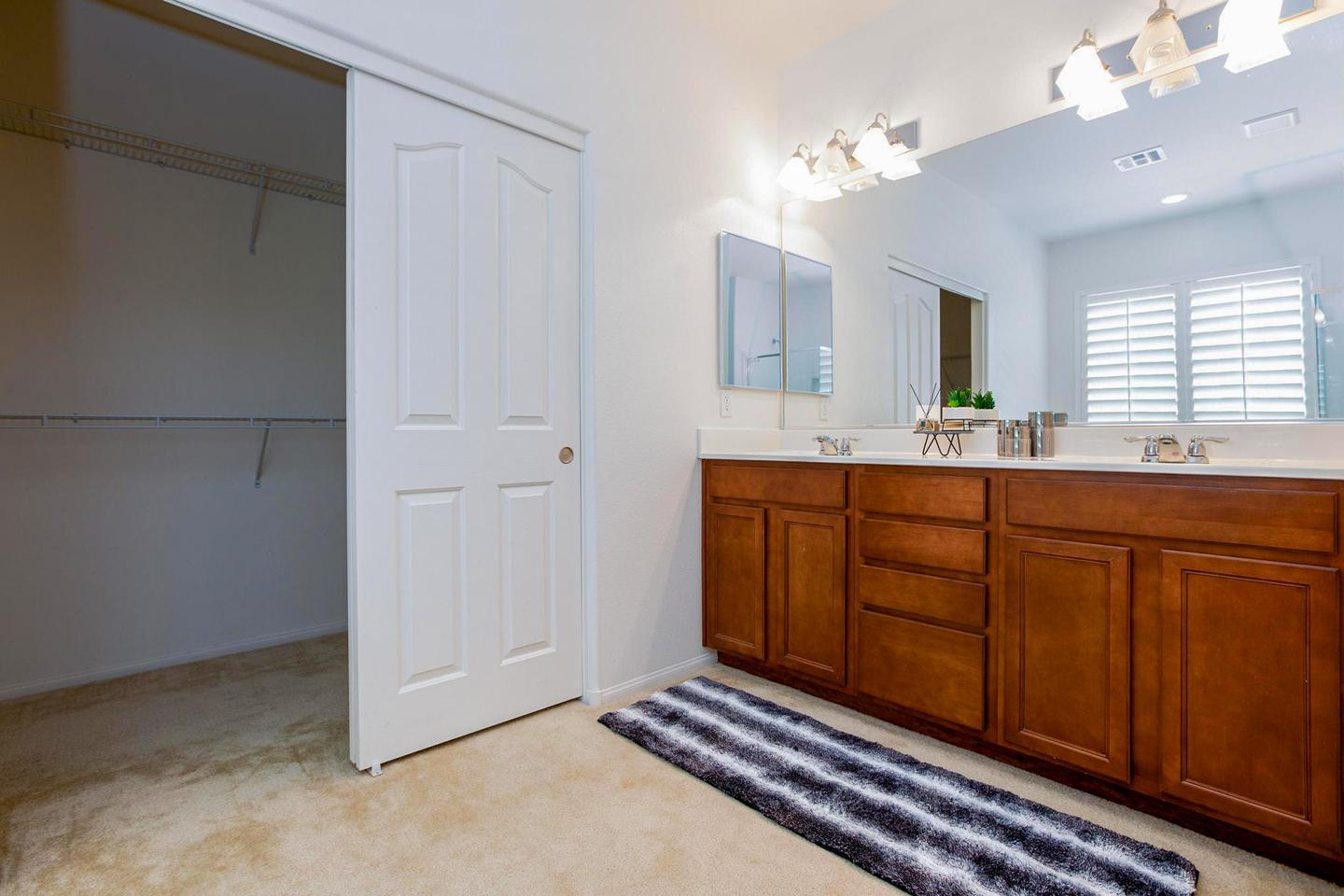 Bathroom(s)