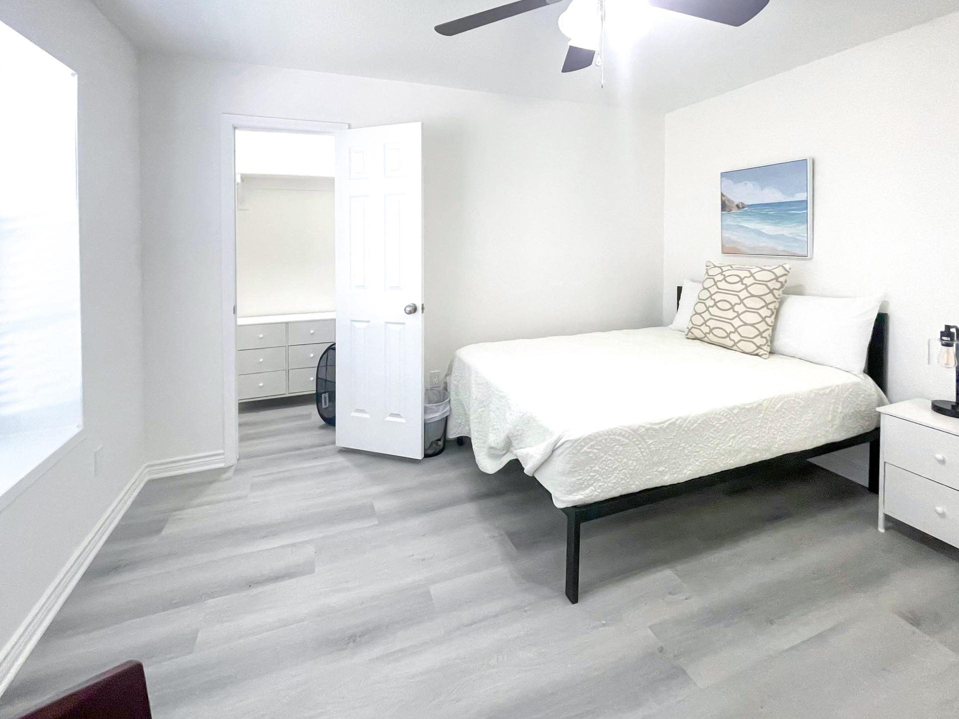 bedroom, detected:ceiling fan, bed, window blind