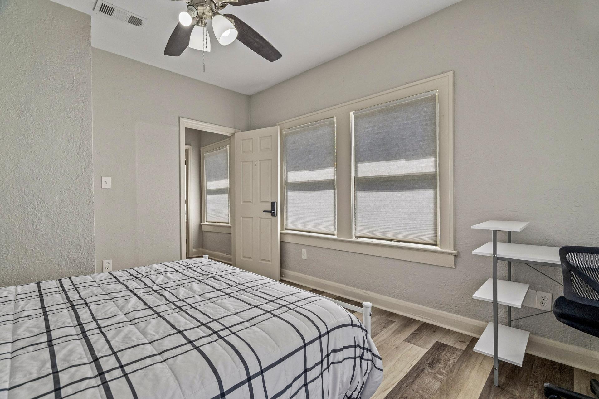 bedroom, detected:ceiling fan, window blind, bed