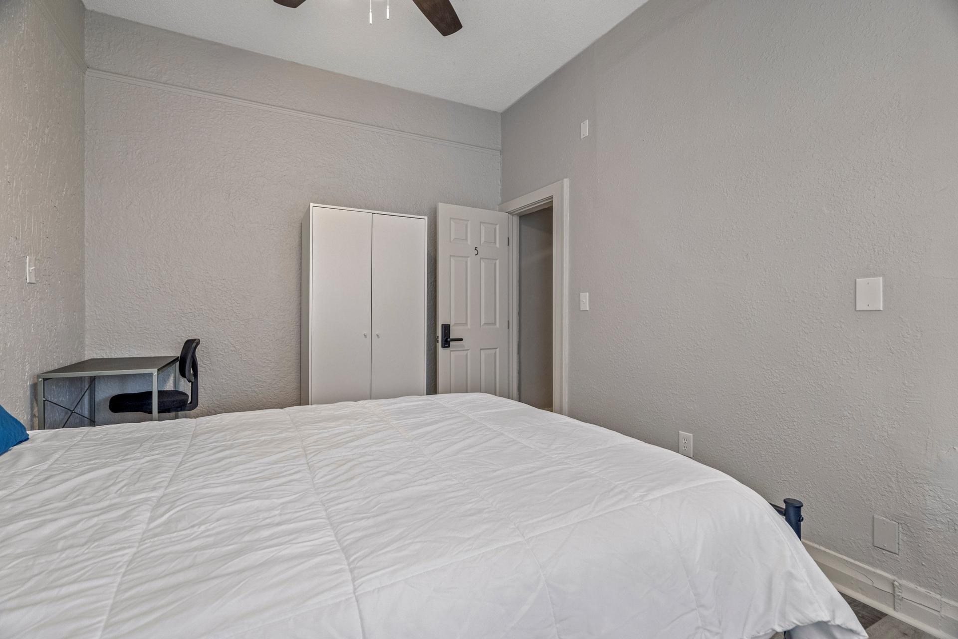 bedroom, detected:ceiling fan, bed