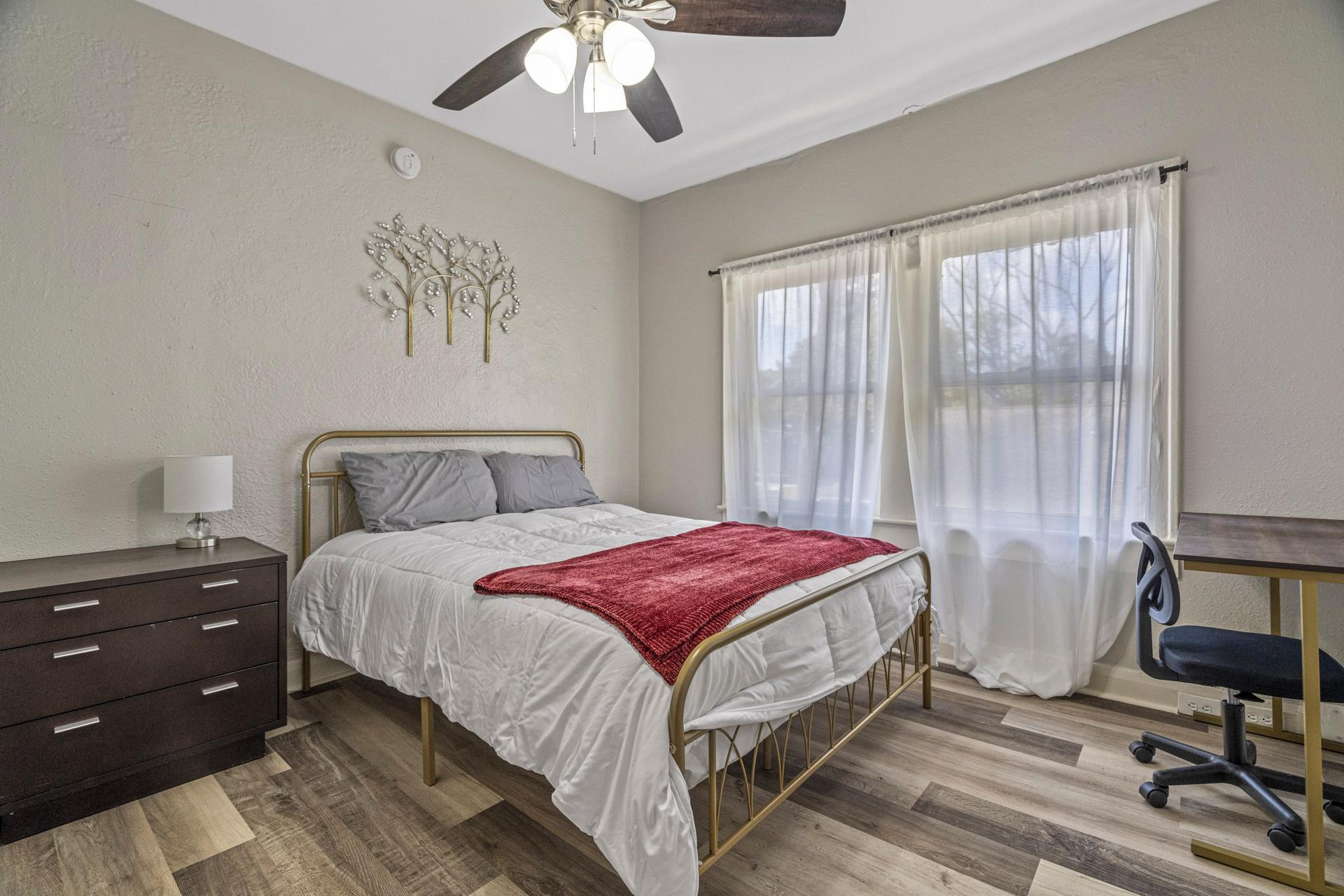 bedroom, detected:ceiling fan, bed