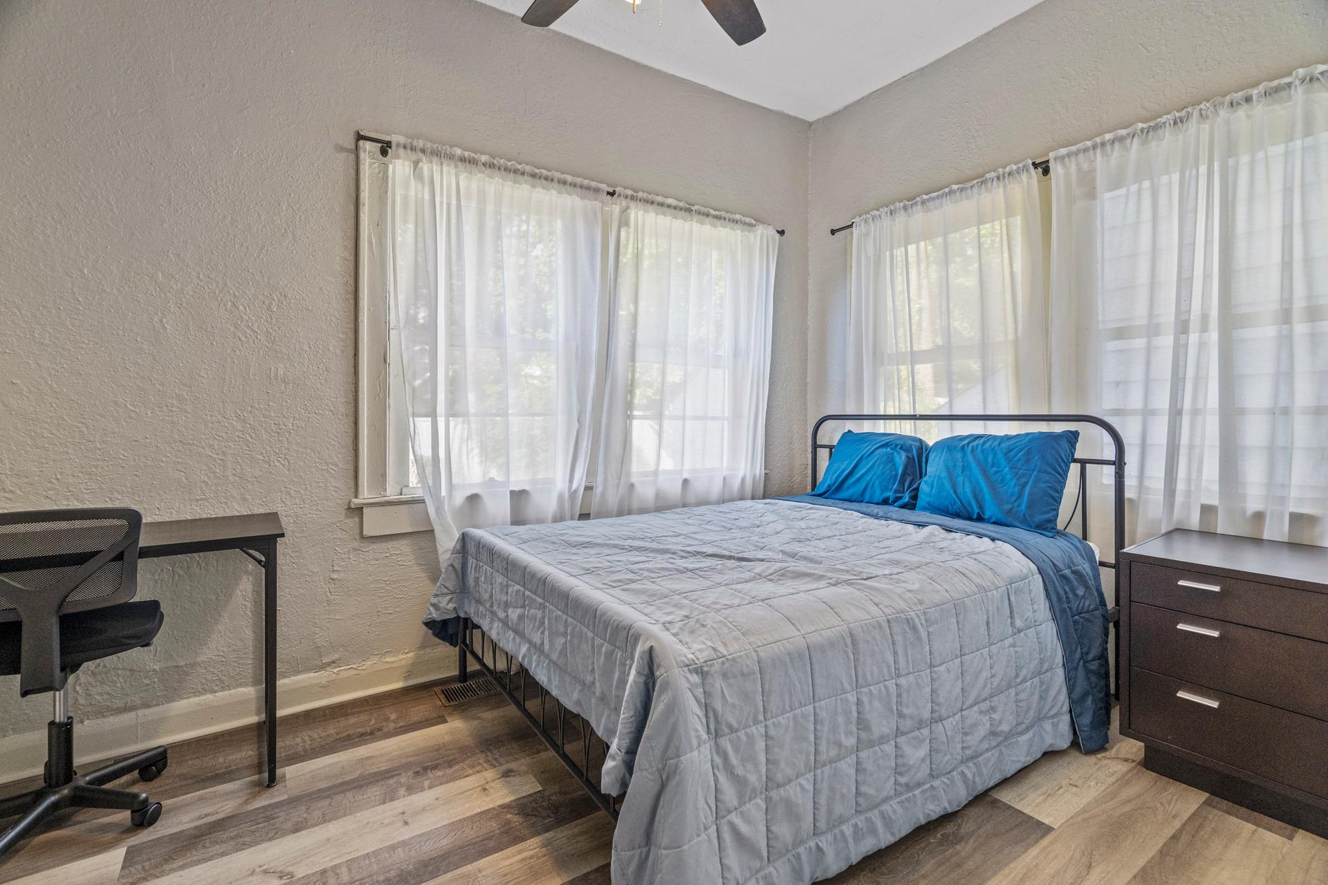 bedroom, detected:ceiling fan, bed