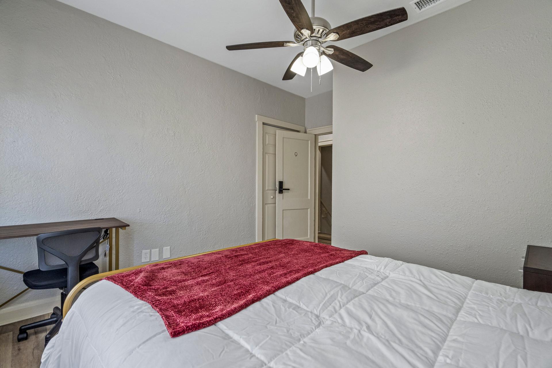 bedroom, detected:ceiling fan, bed, window blind