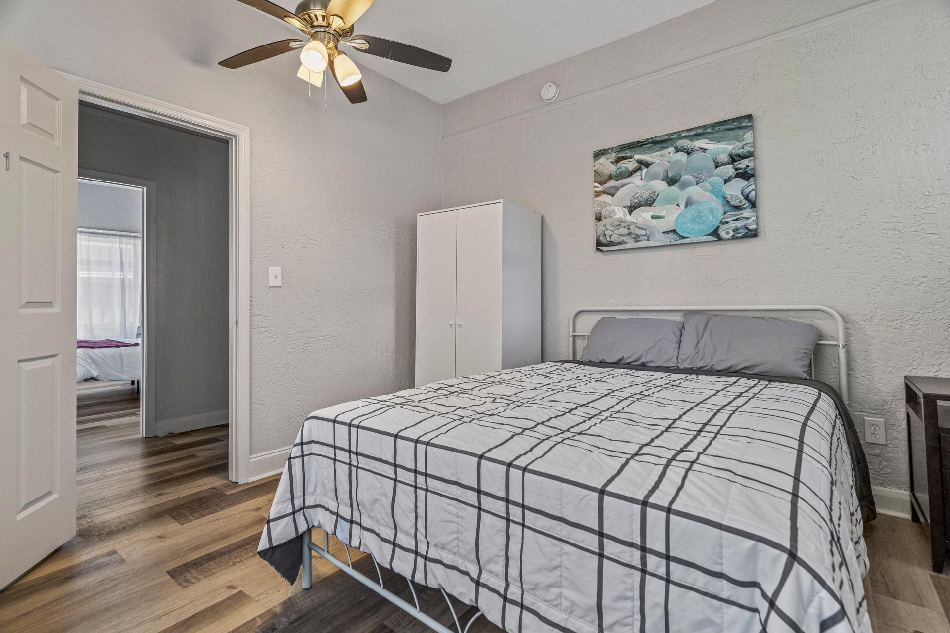 bedroom, detected:ceiling fan, bed, window blind