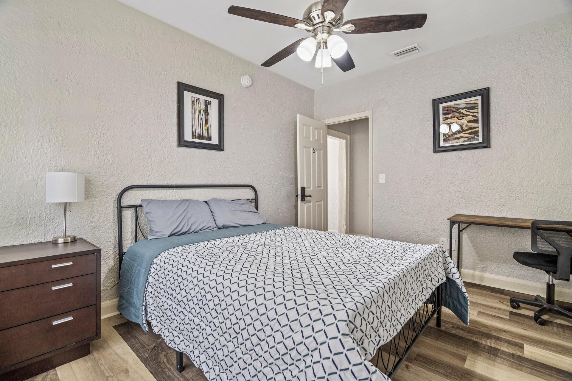 bedroom, detected:ceiling fan, bed, window blind