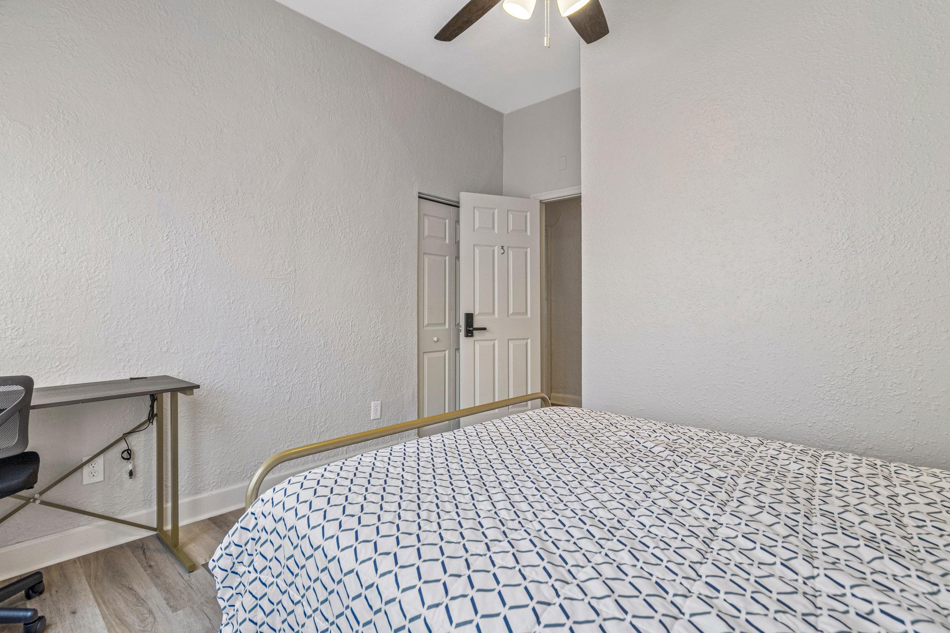 bedroom, detected:ceiling fan, bed, window blind