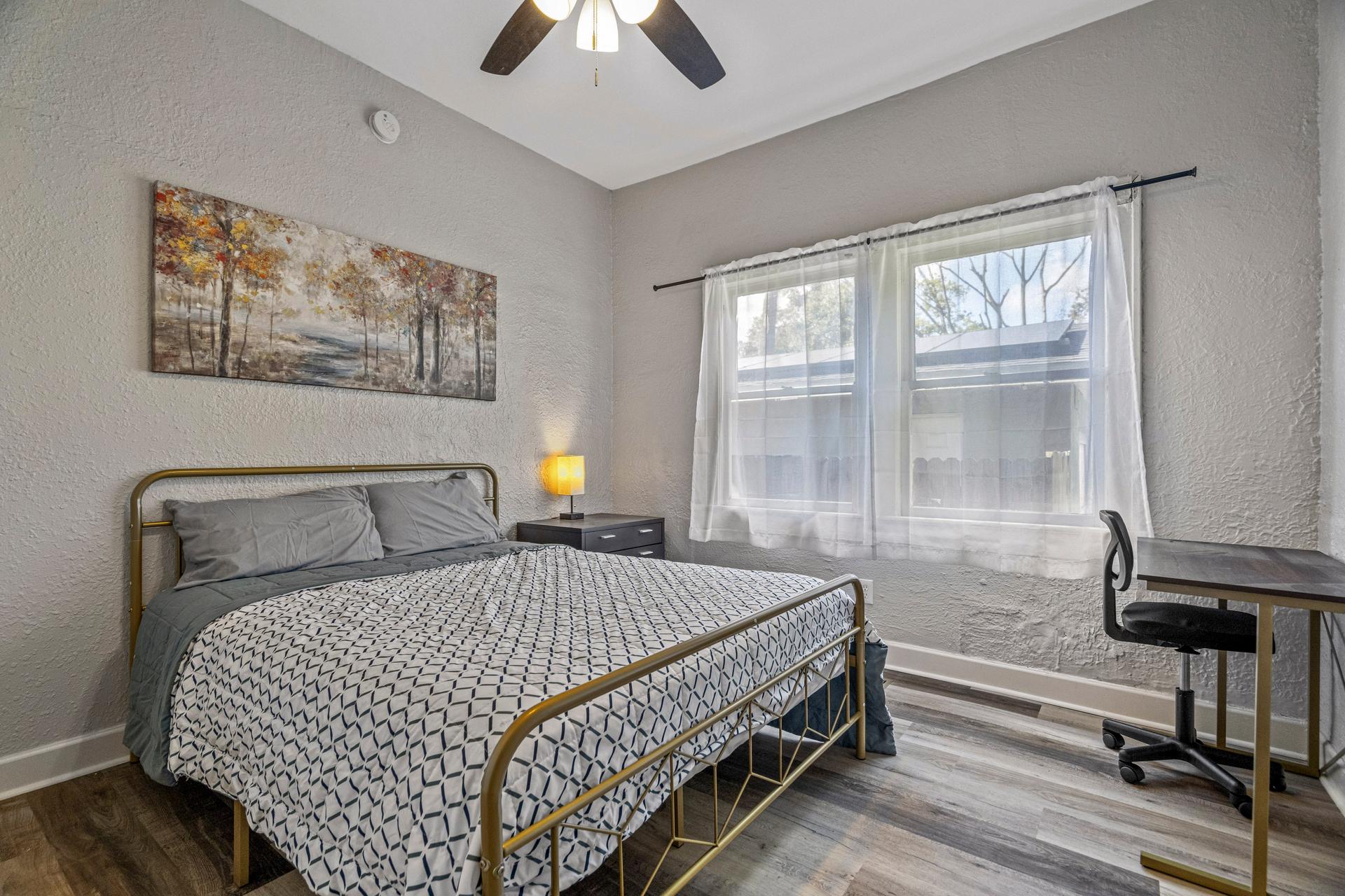 bedroom, detected:ceiling fan, bed, window blind