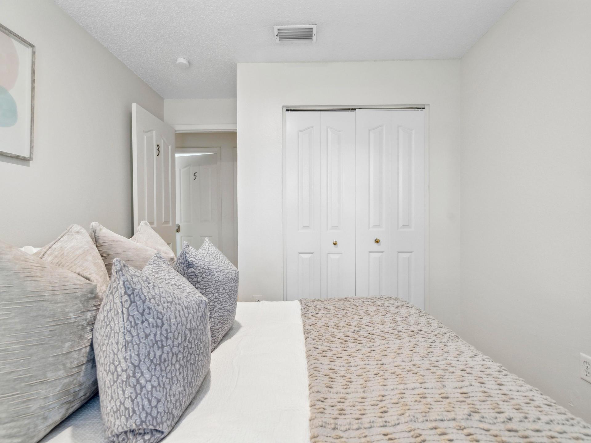 bedroom, detected:bed, carpet