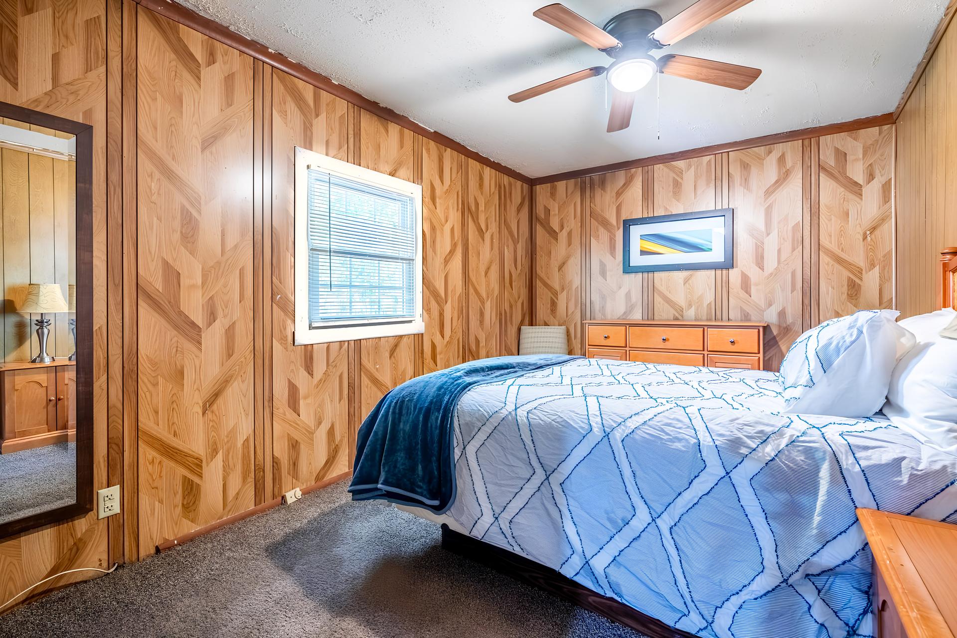 bedroom, detected:ceiling fan, bed, window blind
