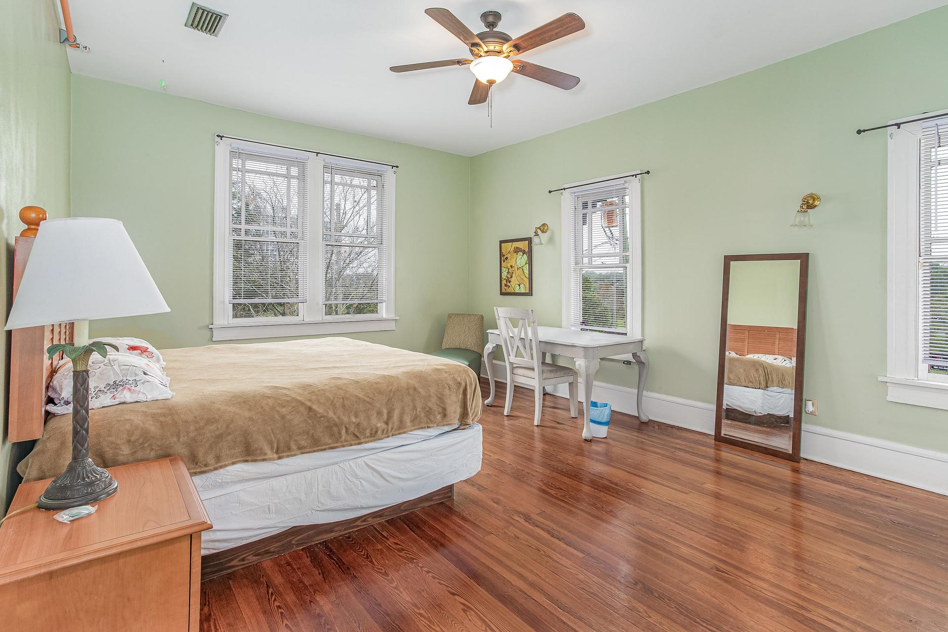 Very large room with huge desk large wall mounted tv, mini fridge and great windows 
Plush mattress