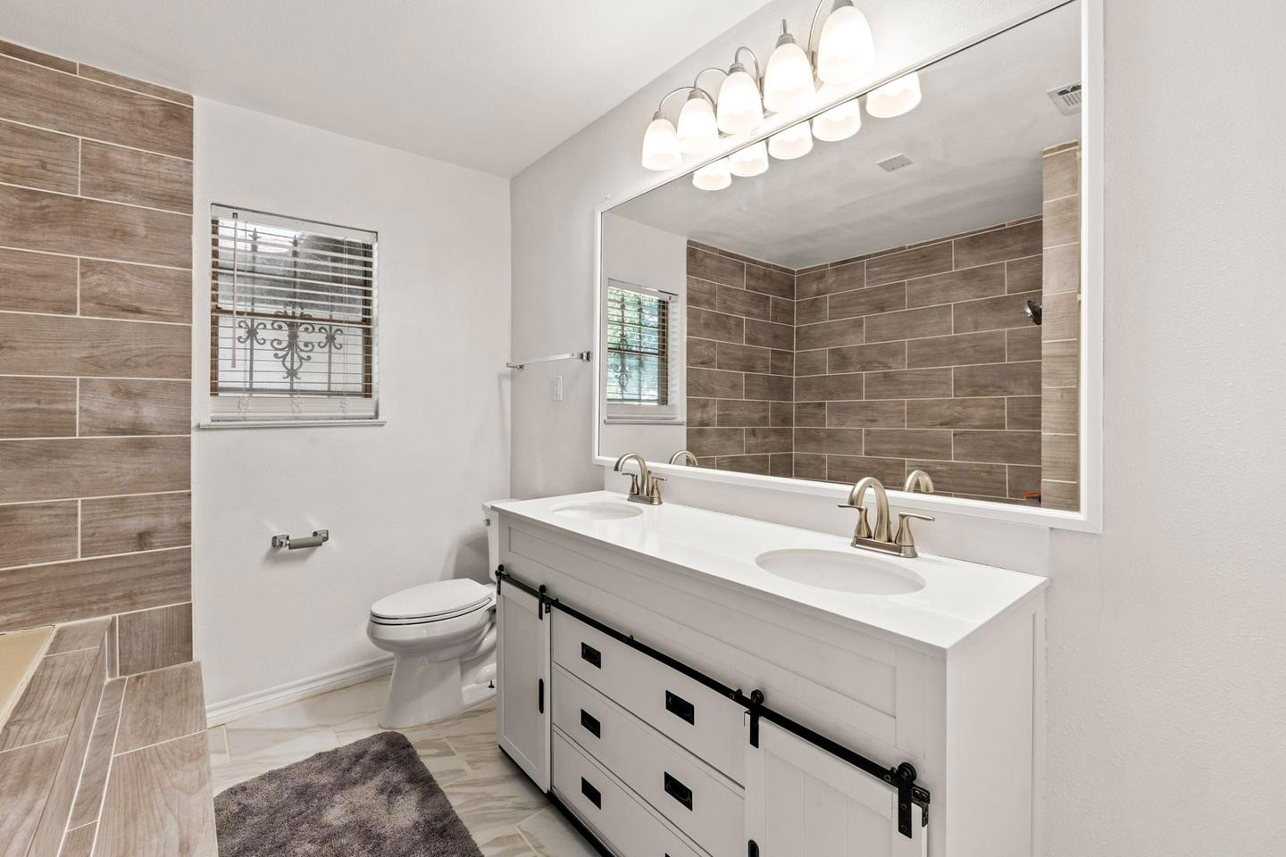 Bathroom(s)
