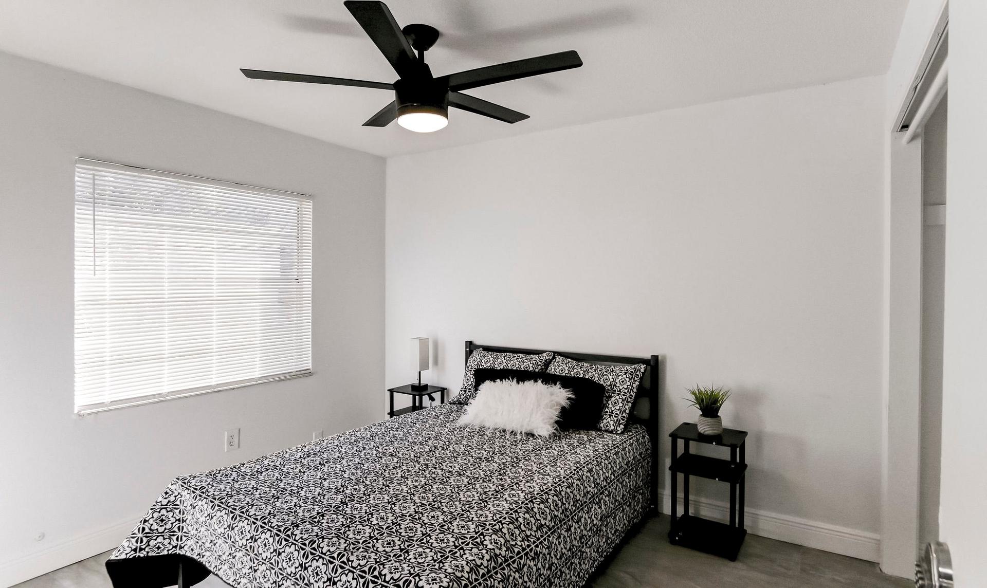 bedroom, detected:ceiling fan, bed, window blind