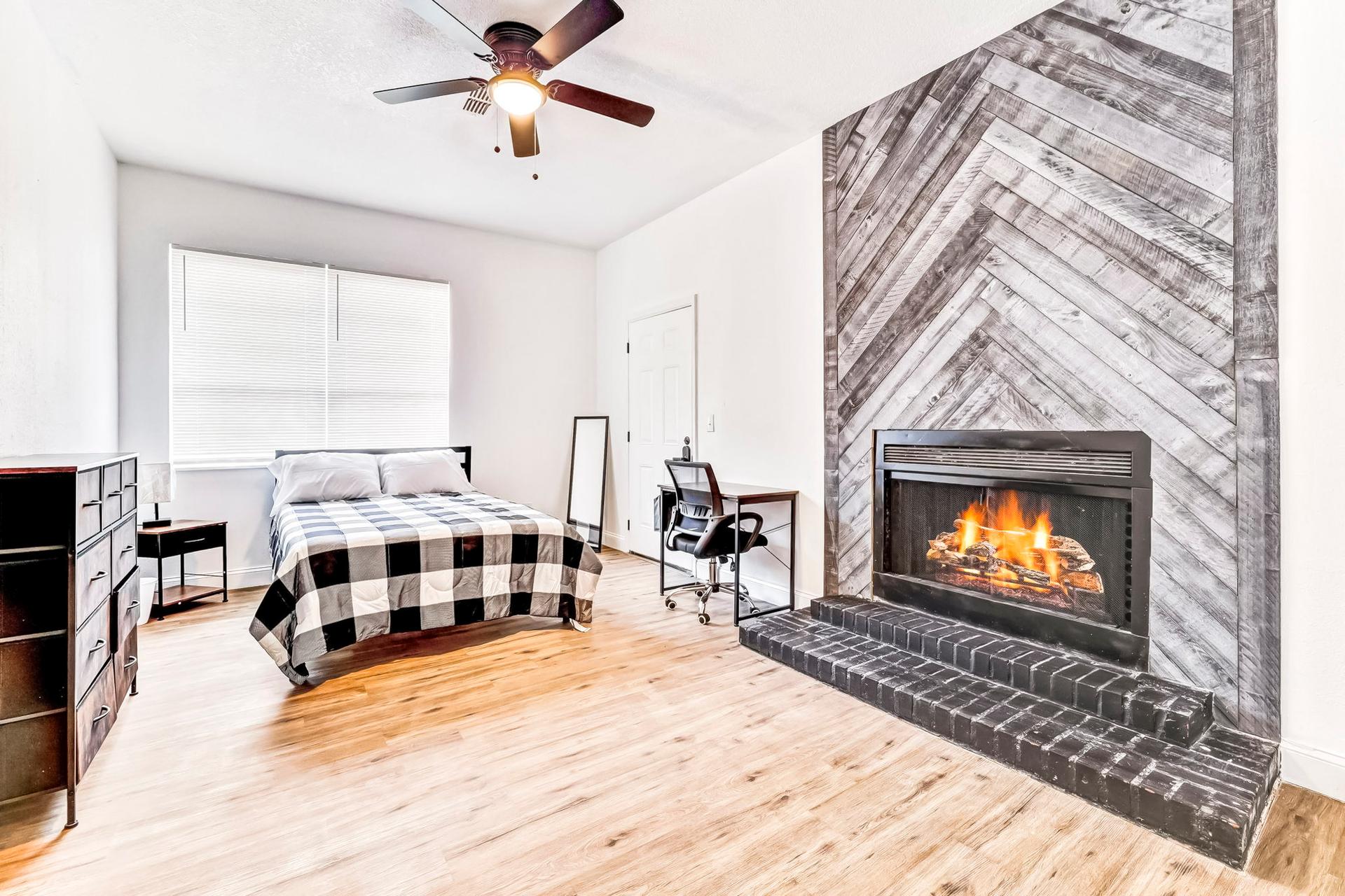 living_room, detected:ceiling fan, stove, window blind