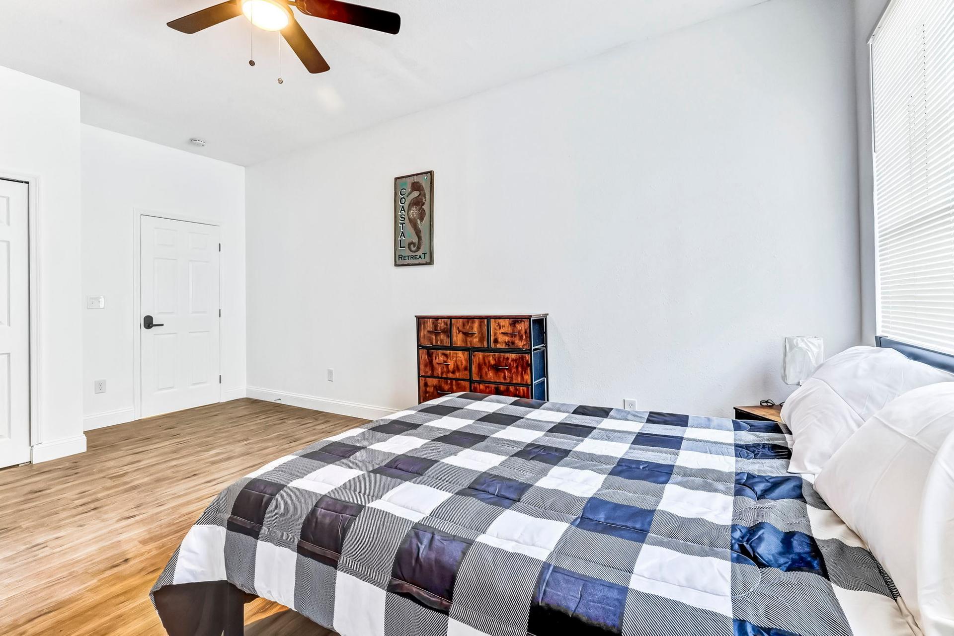 bedroom, detected:ceiling fan, bed, window blind