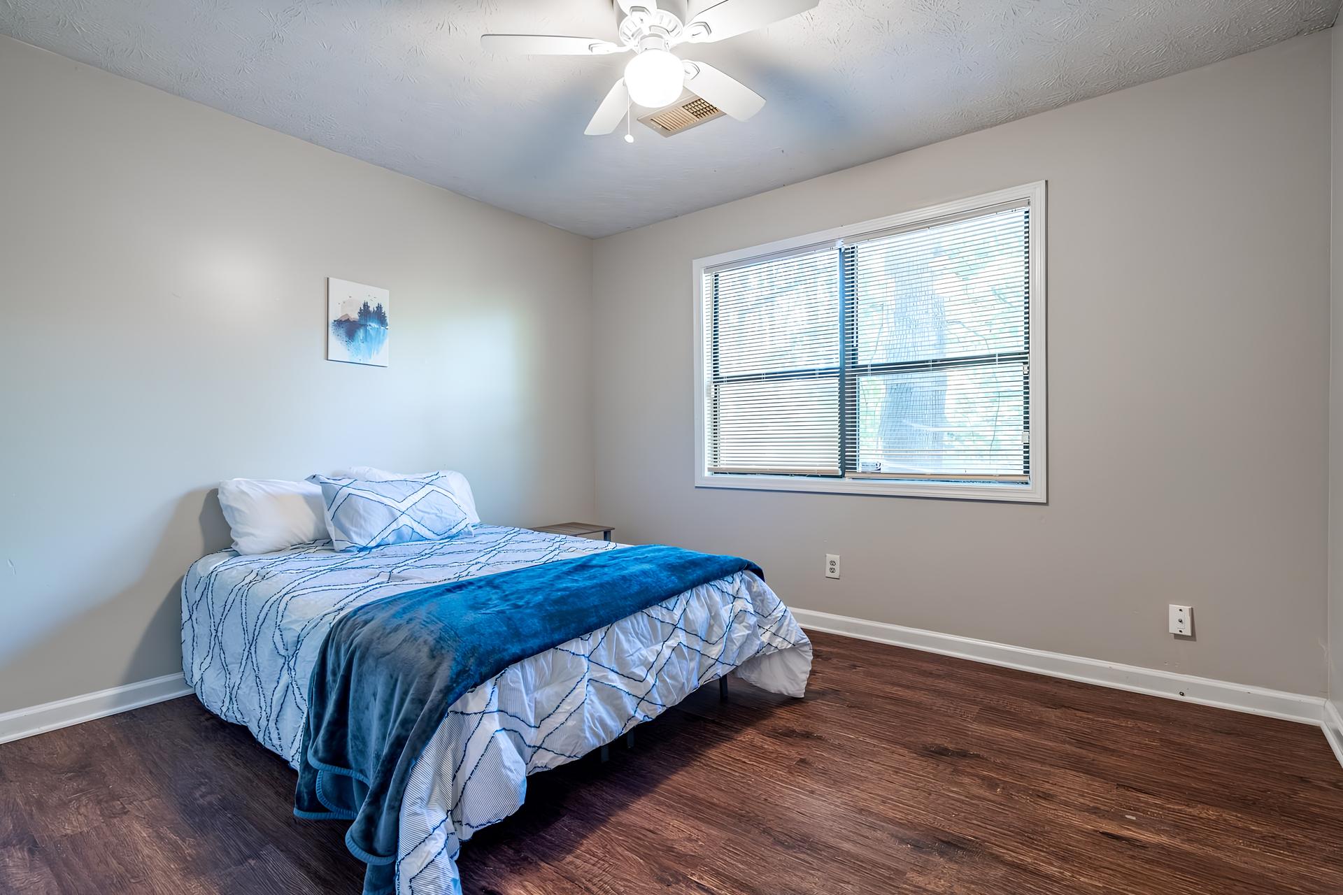 bedroom, detected:ceiling fan, bed, window blind