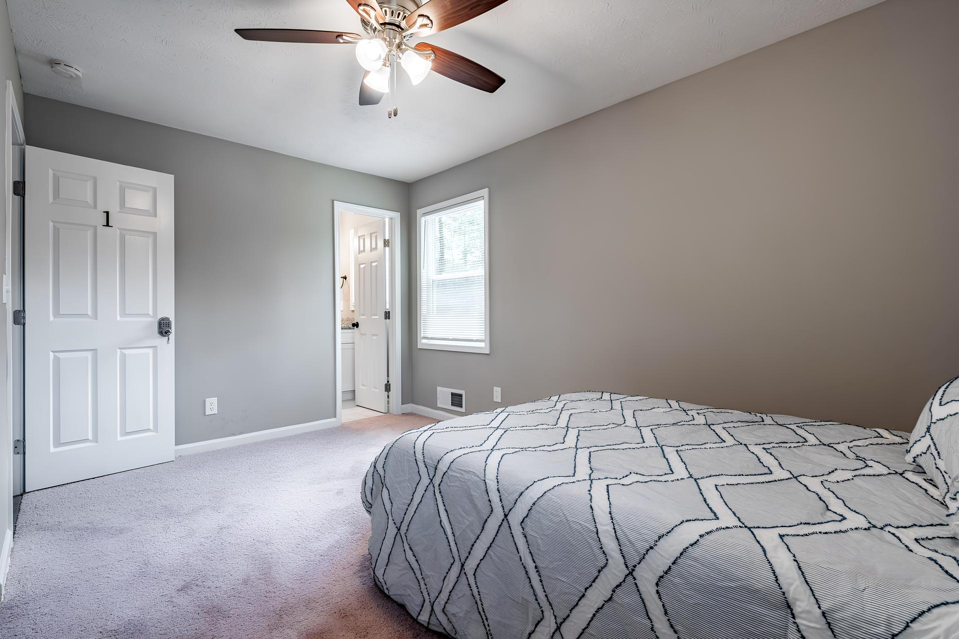 bedroom, detected:ceiling fan, bed, window blind