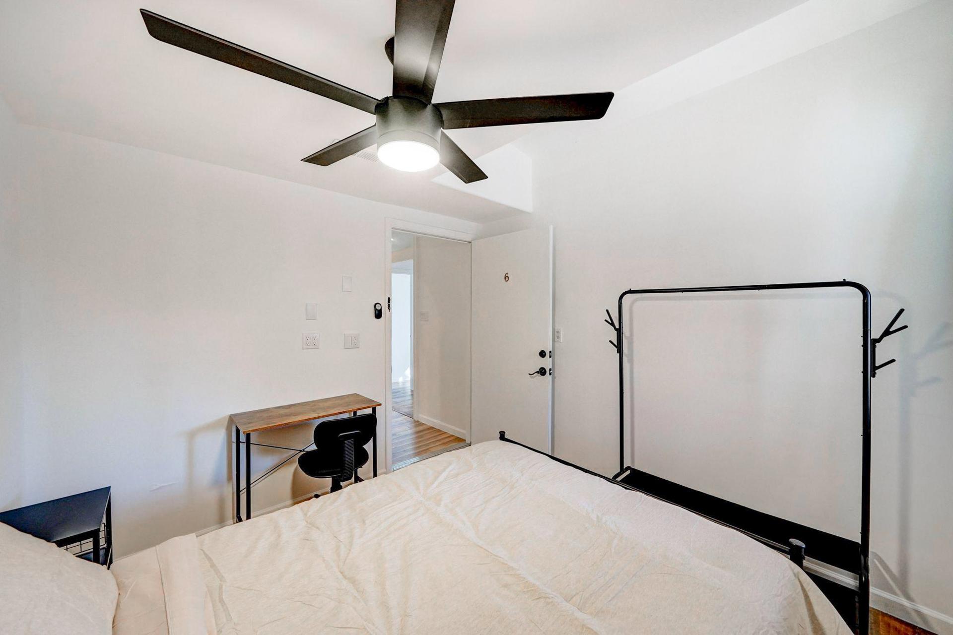 bedroom, detected:ceiling fan, window blind, bed